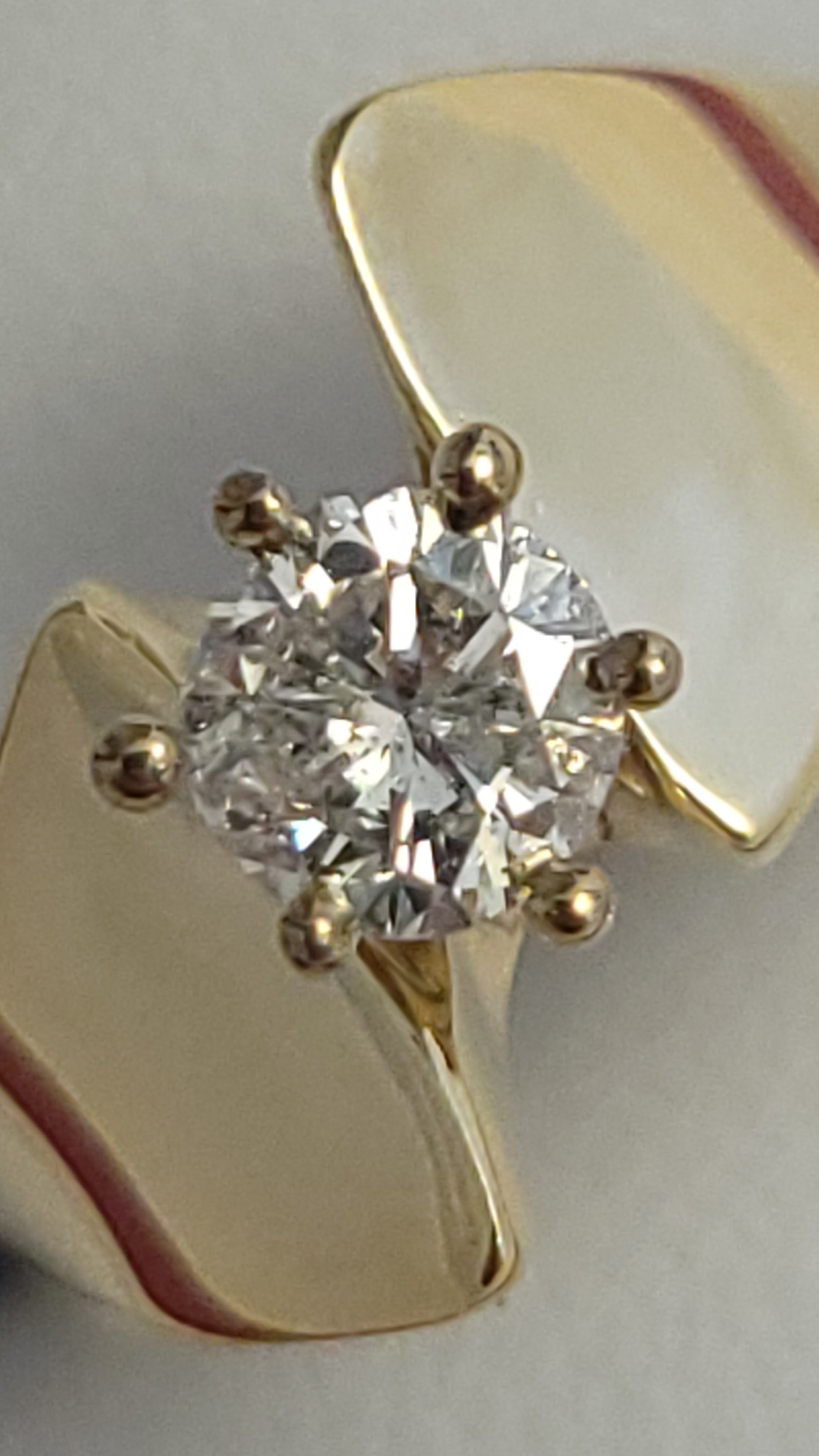 Anillo solitario de diamante de oro amarillo de 14K