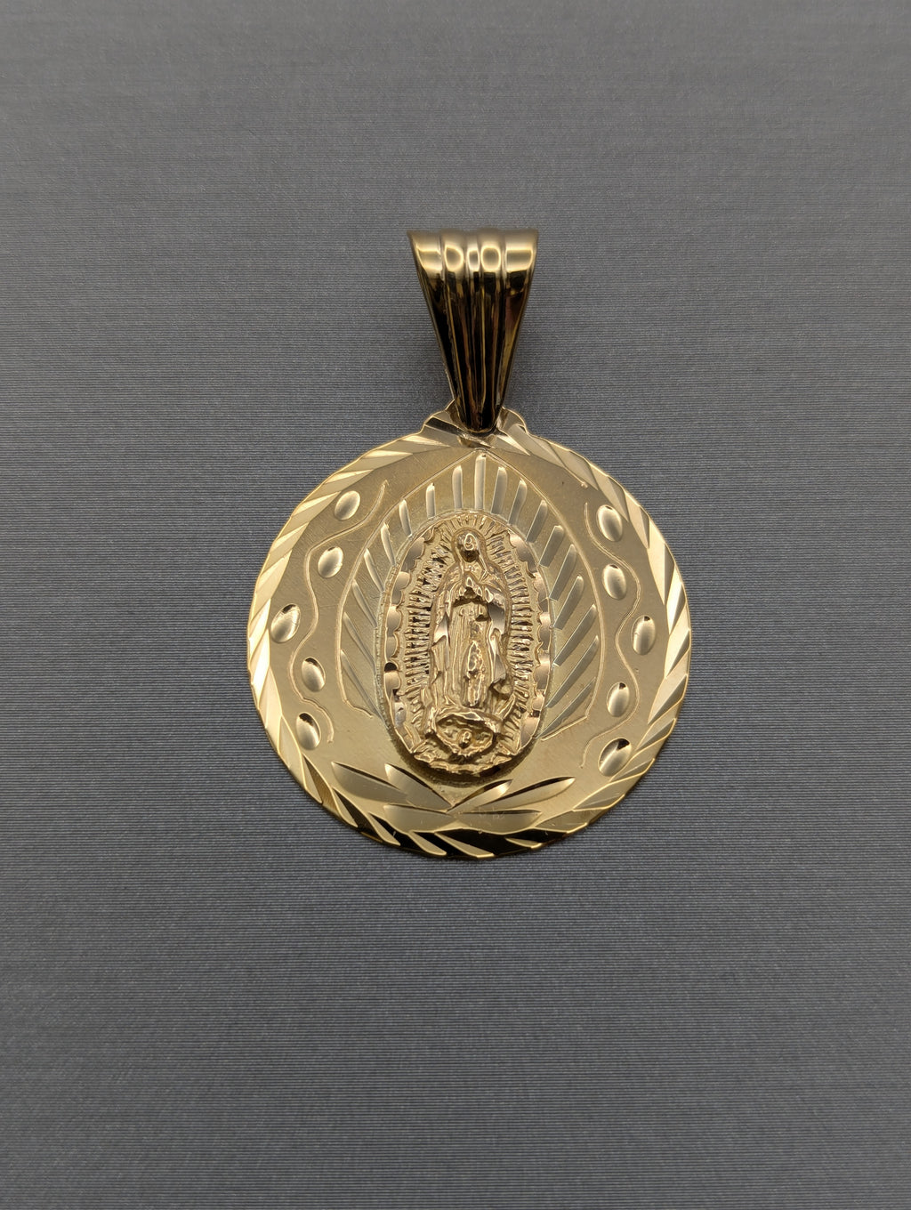 Colgante de Guadalupe en Oro Amarillo de 14K con Diamante