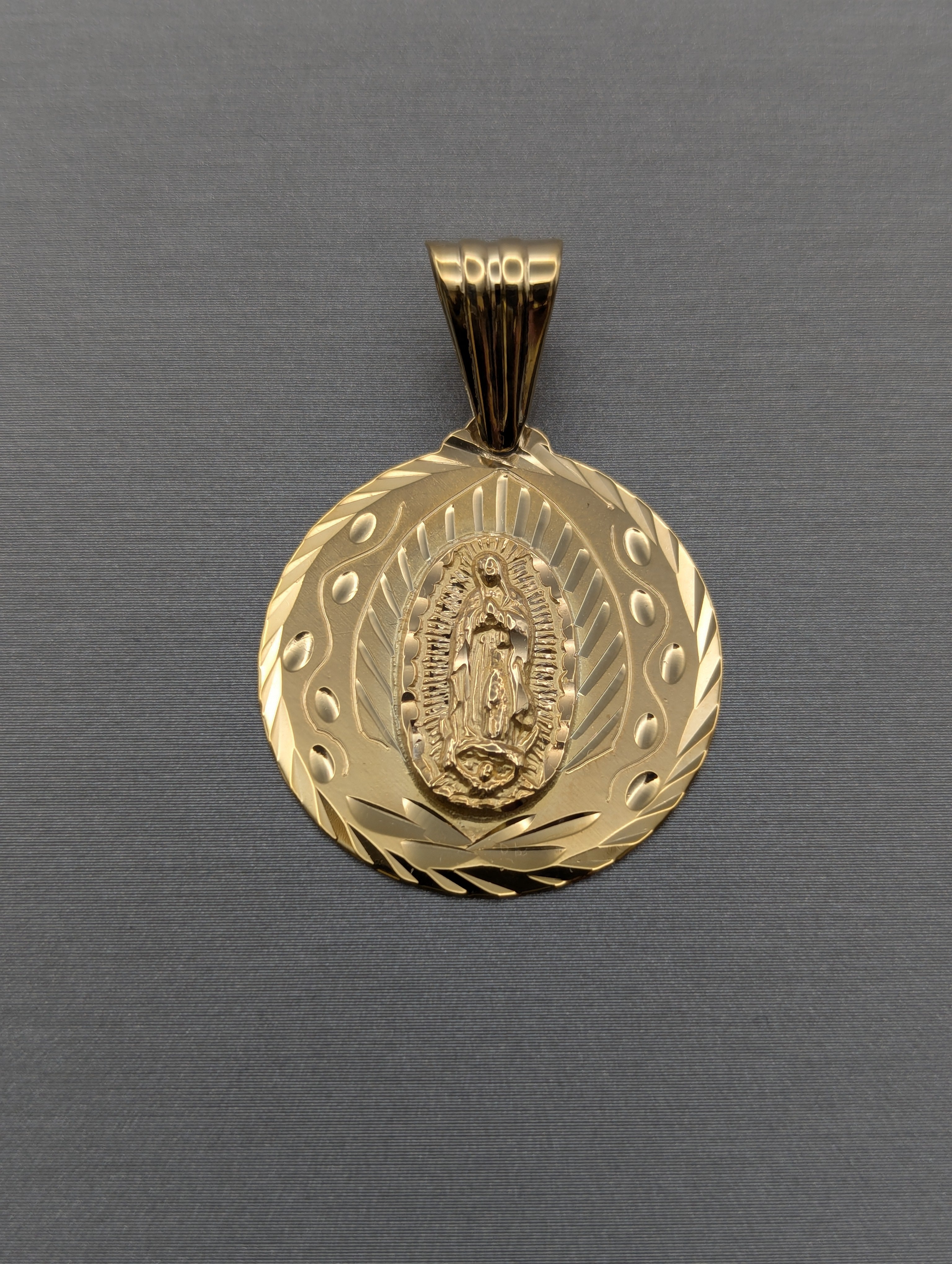 Colgante de Guadalupe en Oro Amarillo de 14K con Diamante