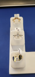 Anillo con diamante talla marquesa de oro blanco de 14K