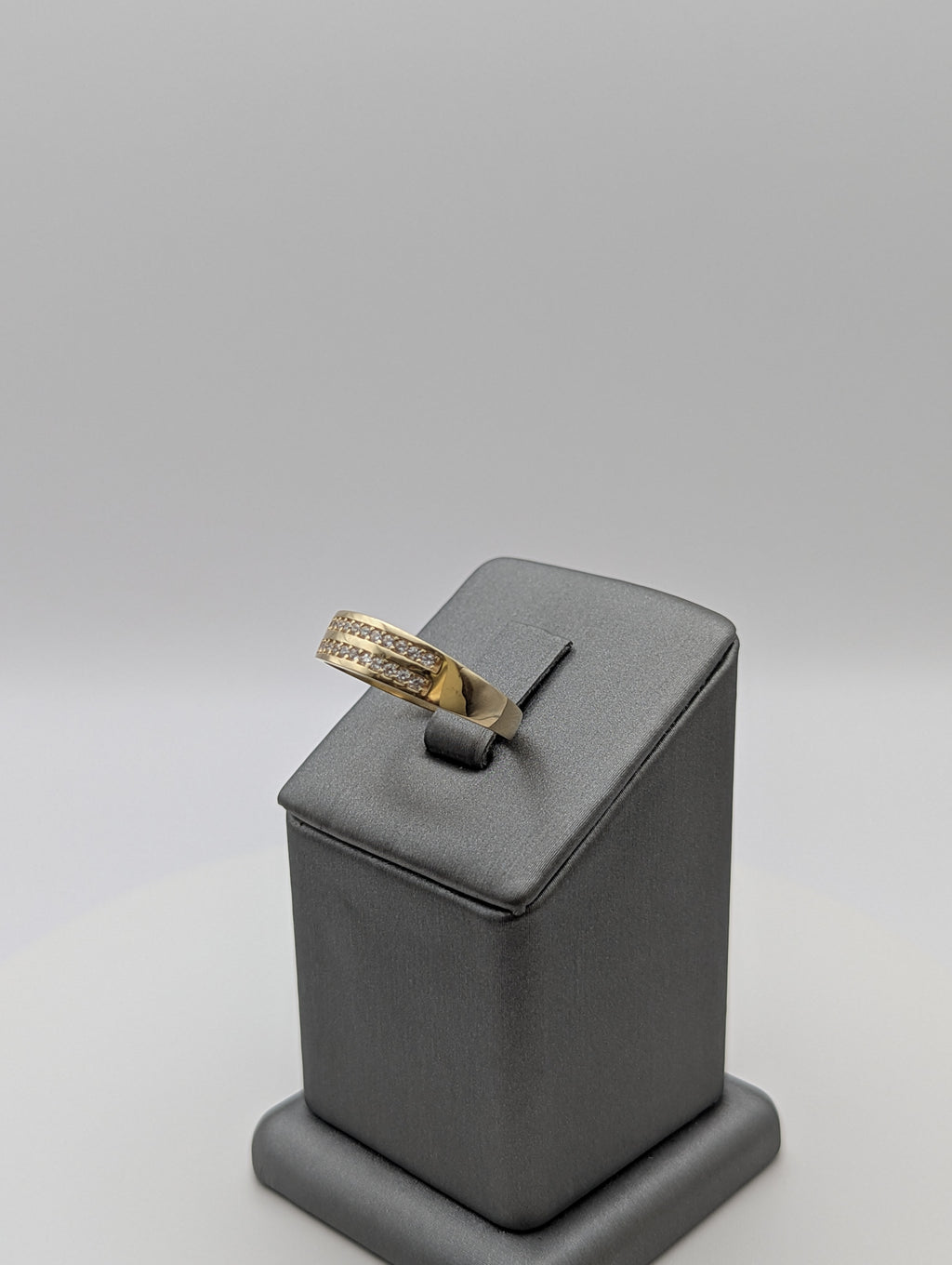 Anillo de matrimonio de oro amarillo de 14K con circonitas cúbicas