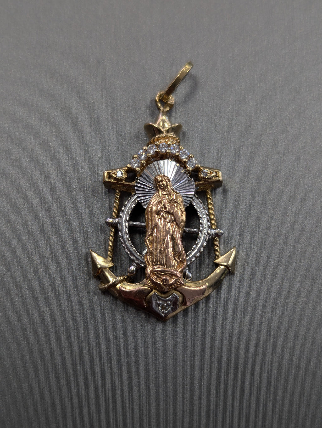 Colgante de Ancla de 14K con Circonitas de la Virgen de Guadalupe en Tres Tonos