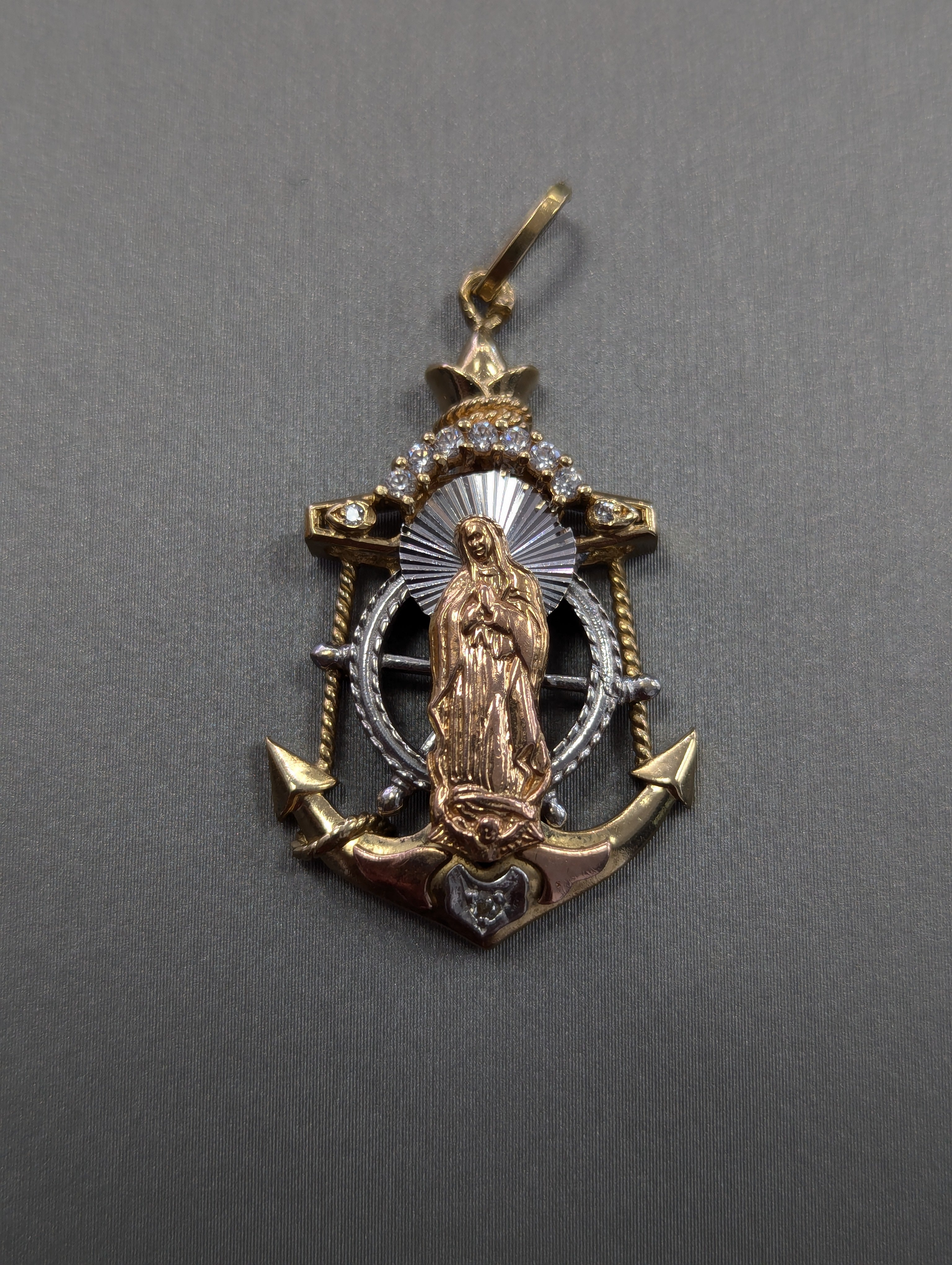 Colgante de Ancla de 14K con Circonitas de la Virgen de Guadalupe en Tres Tonos