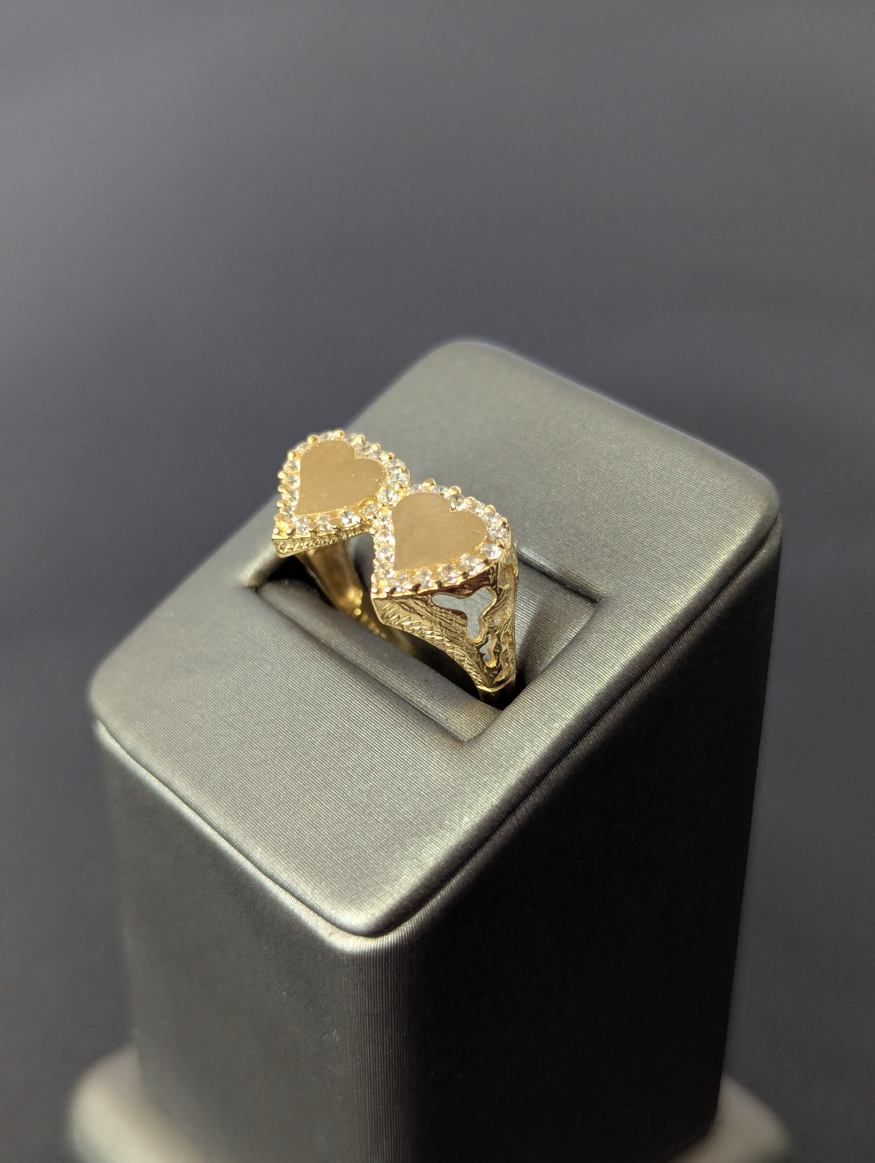Anillo de Oro Amarillo de 14K con Doble Corazón Grabable y Circonitas Cúbicas