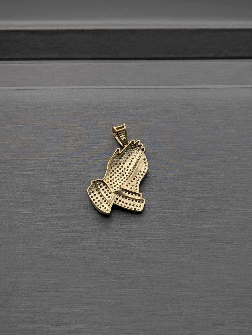 Colgante Manos de Oración CZ en oro amarillo de 14K