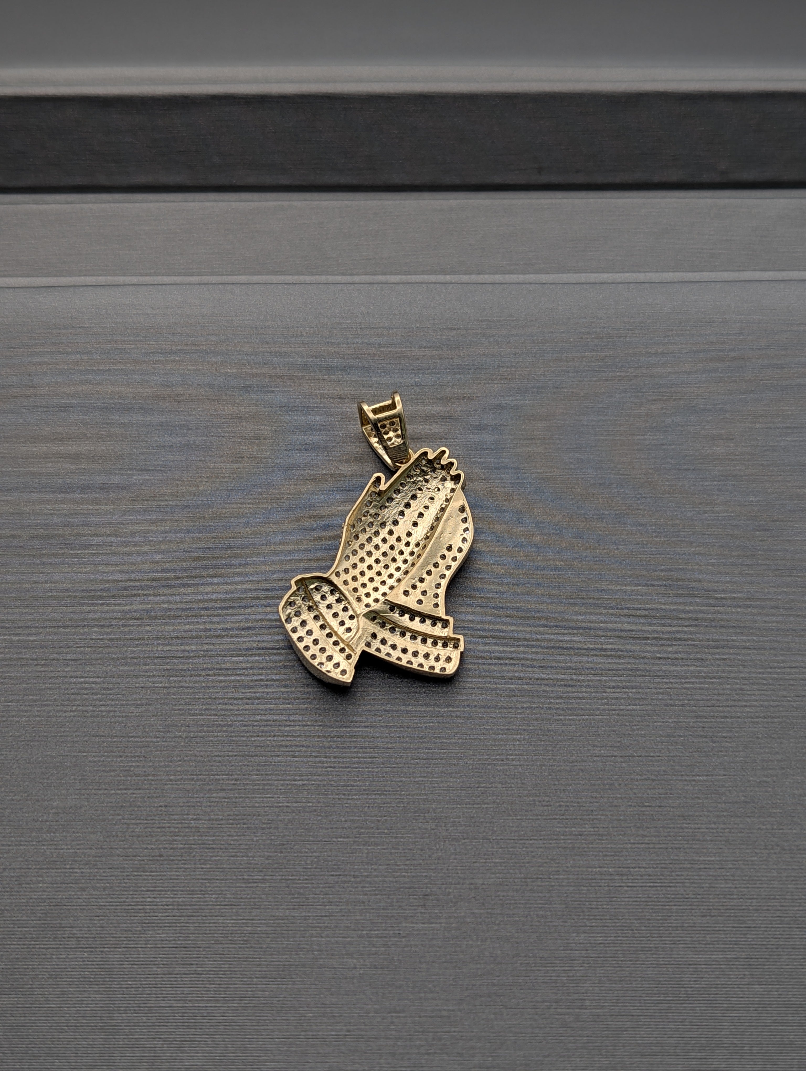 Colgante Manos de Oración CZ en oro amarillo de 14K