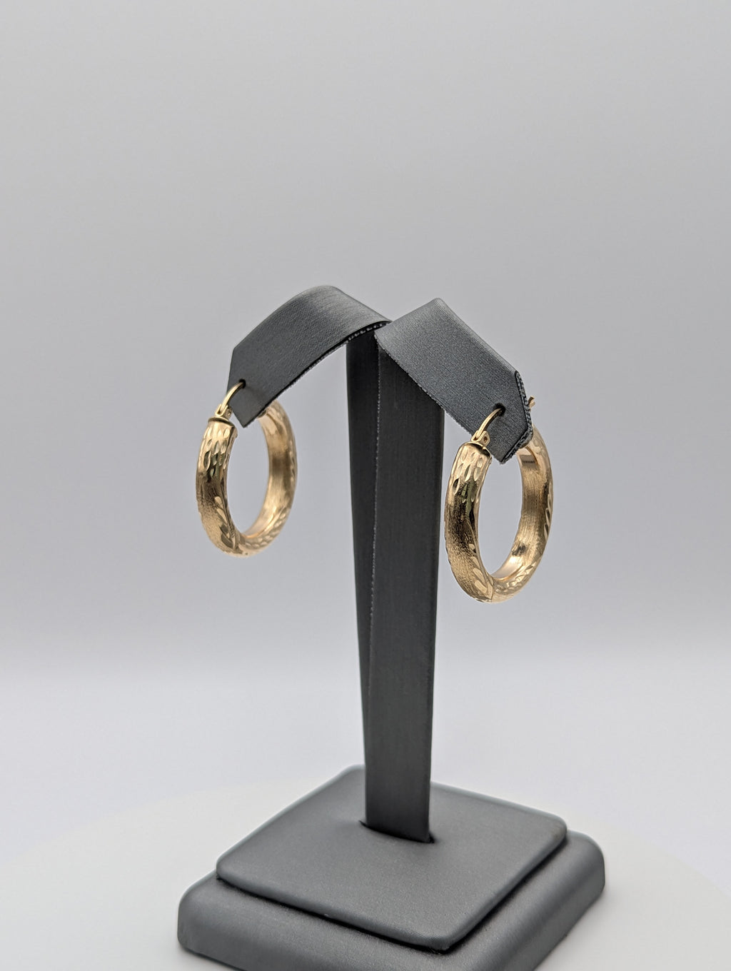 Pendientes de aro de oro amarillo de 14 quilates con corte de diamante y acabado satinado