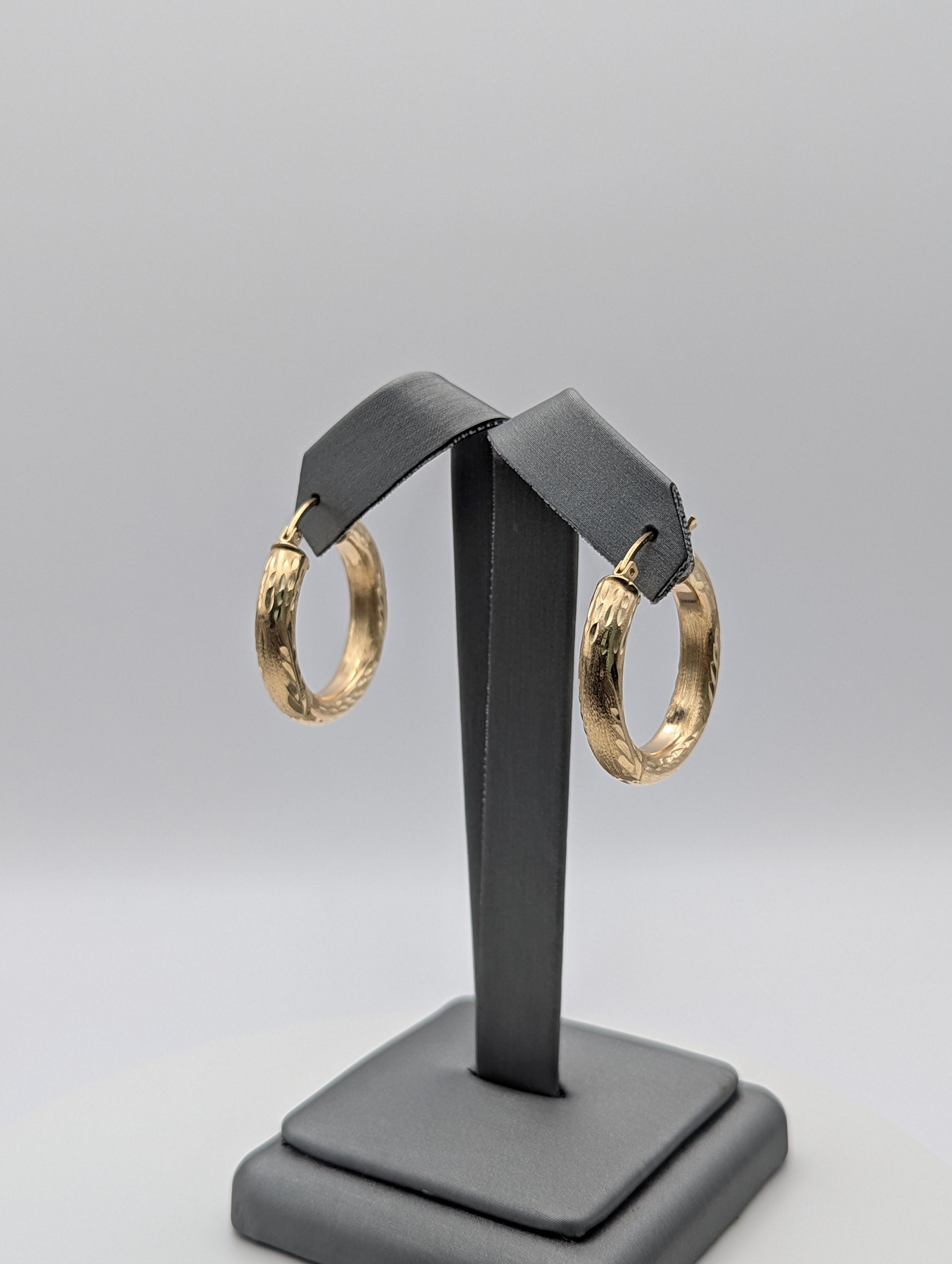 Pendientes de aro de oro amarillo de 14 quilates con corte de diamante y acabado satinado