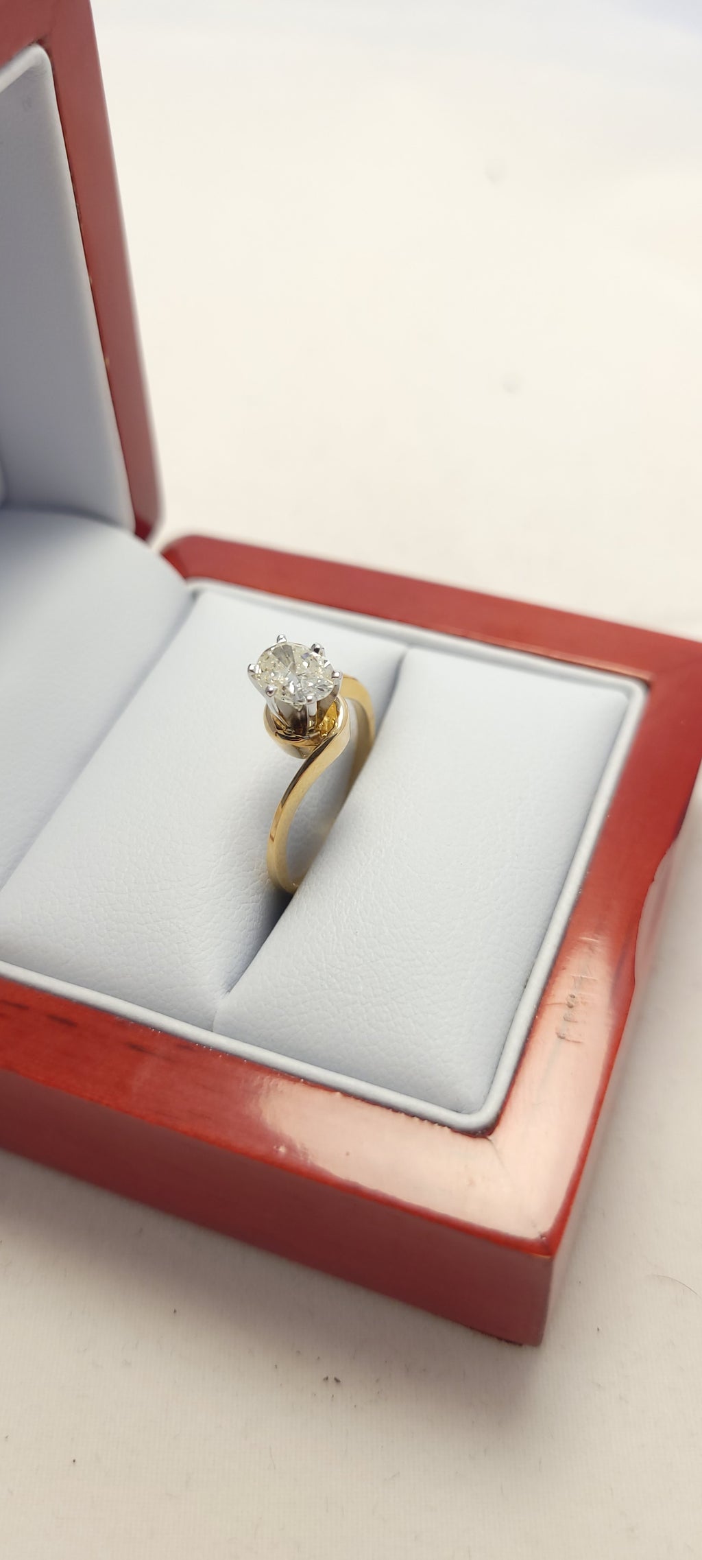 Anillo de oro amarillo de 14K con diamante solitario