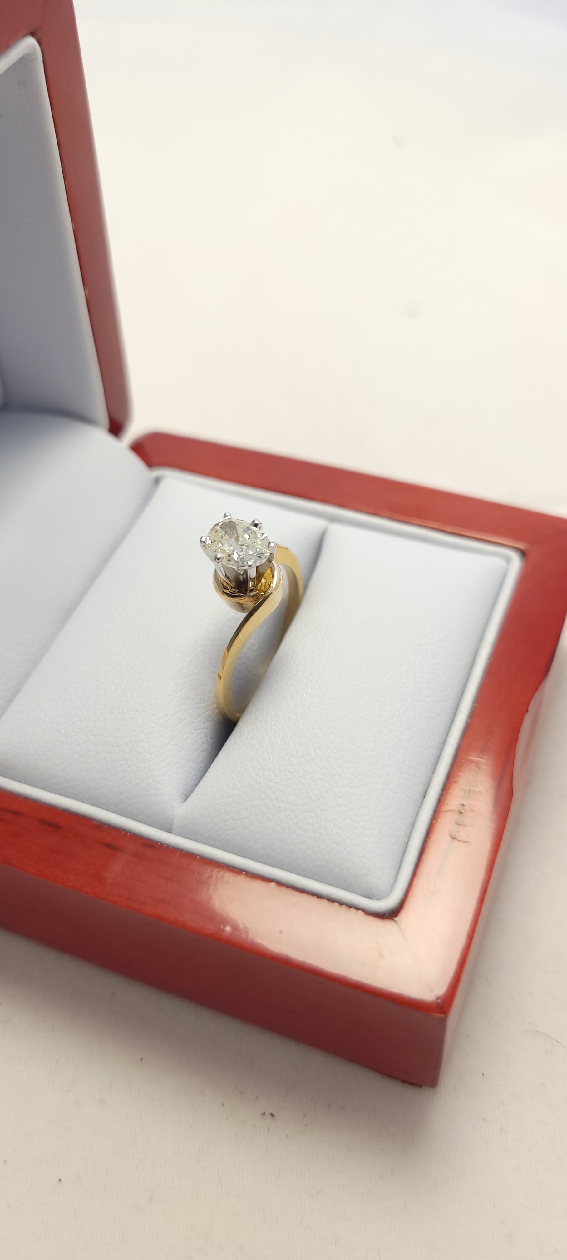 Anillo de oro amarillo de 14K con diamante solitario