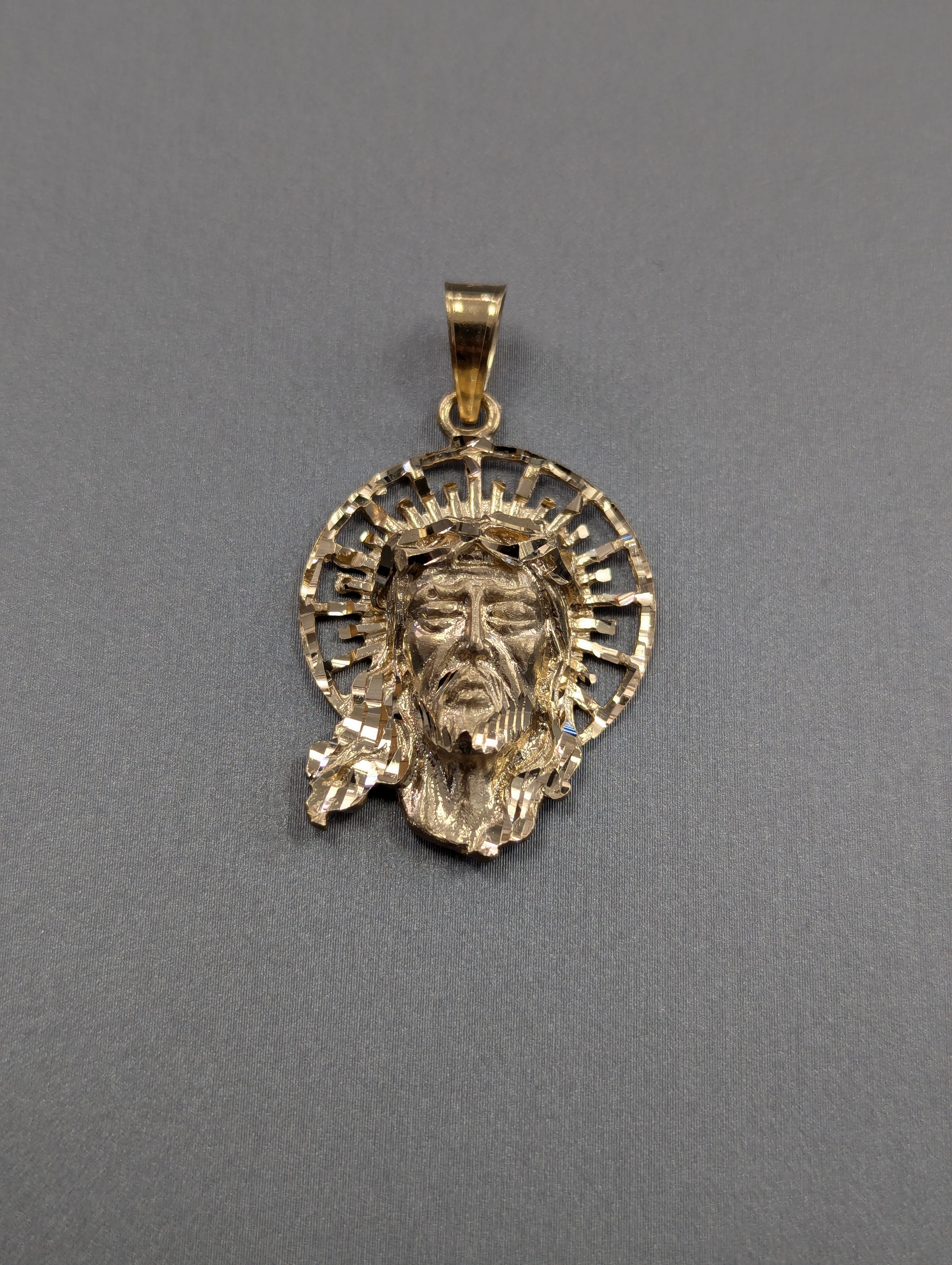 Colgante Cabeza de Jesús de Oro Amarillo 14K con Talla Diamante