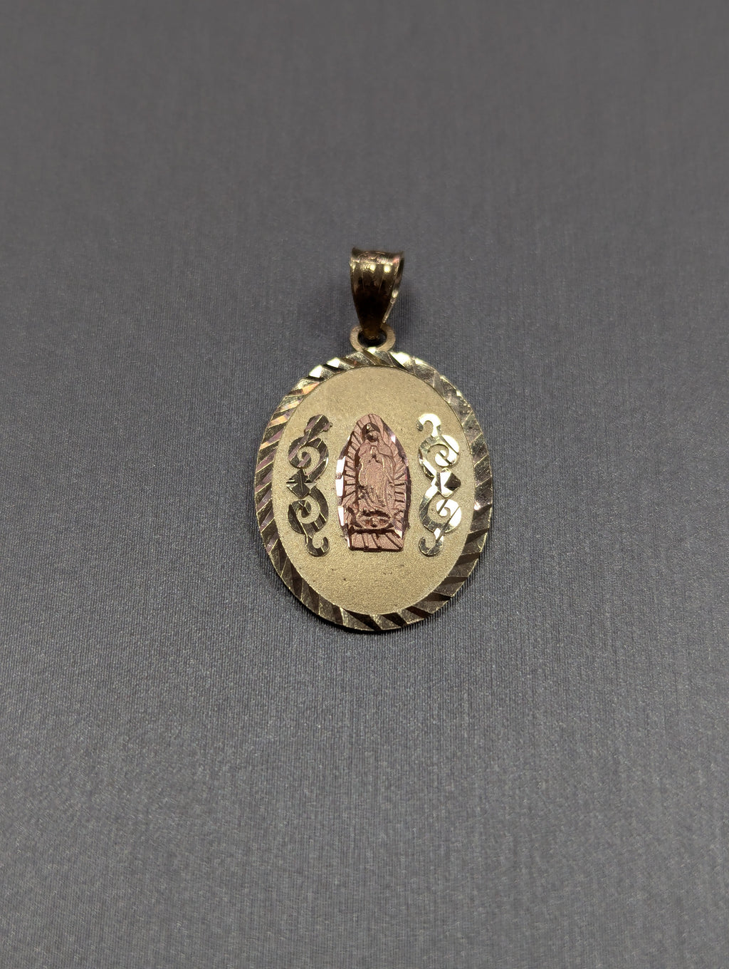 Dije de oro bicolor de 14 quilates con corte diamante de la Virgen de Guadalupe