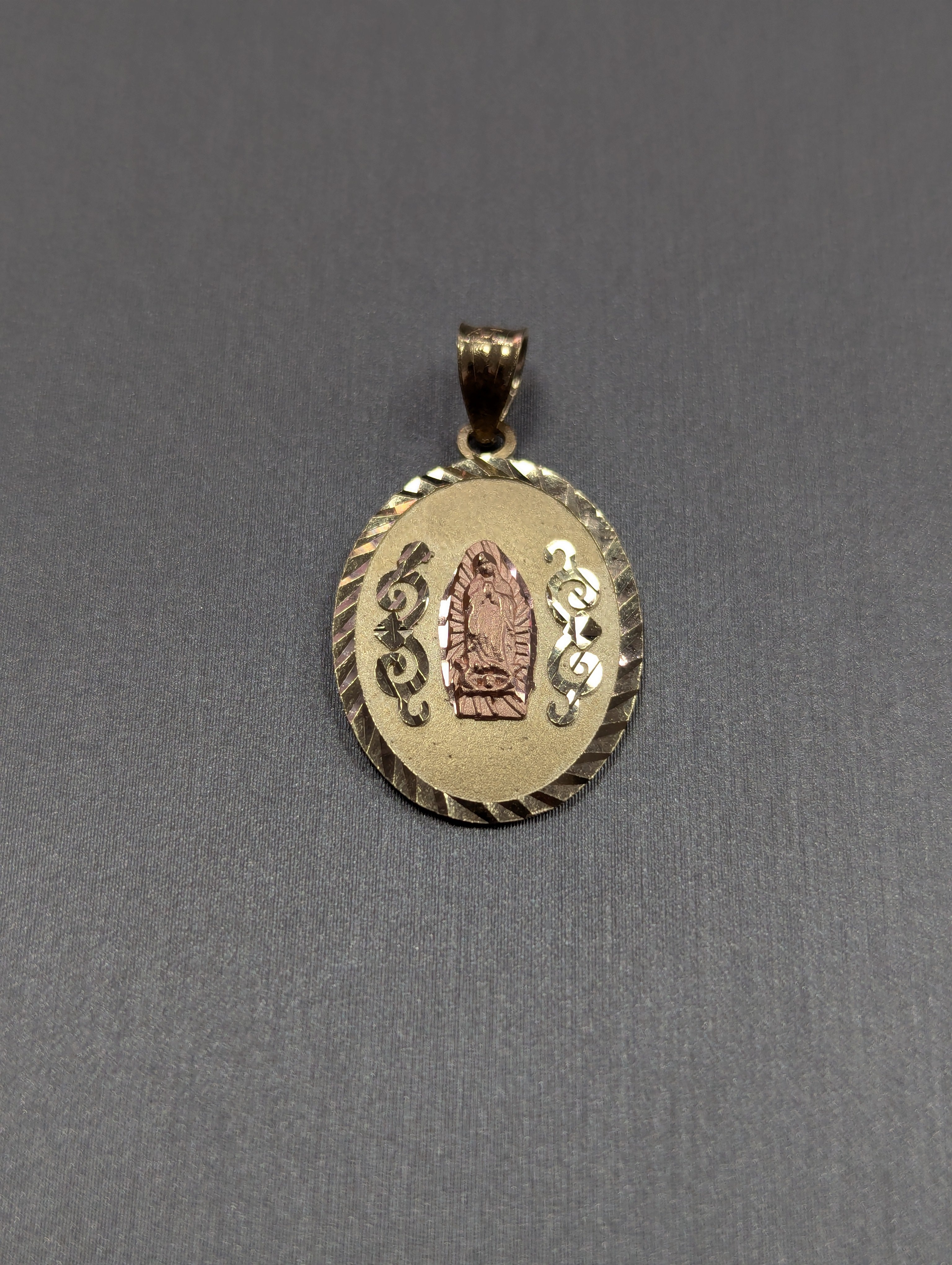 Dije de oro bicolor de 14 quilates con corte diamante de la Virgen de Guadalupe