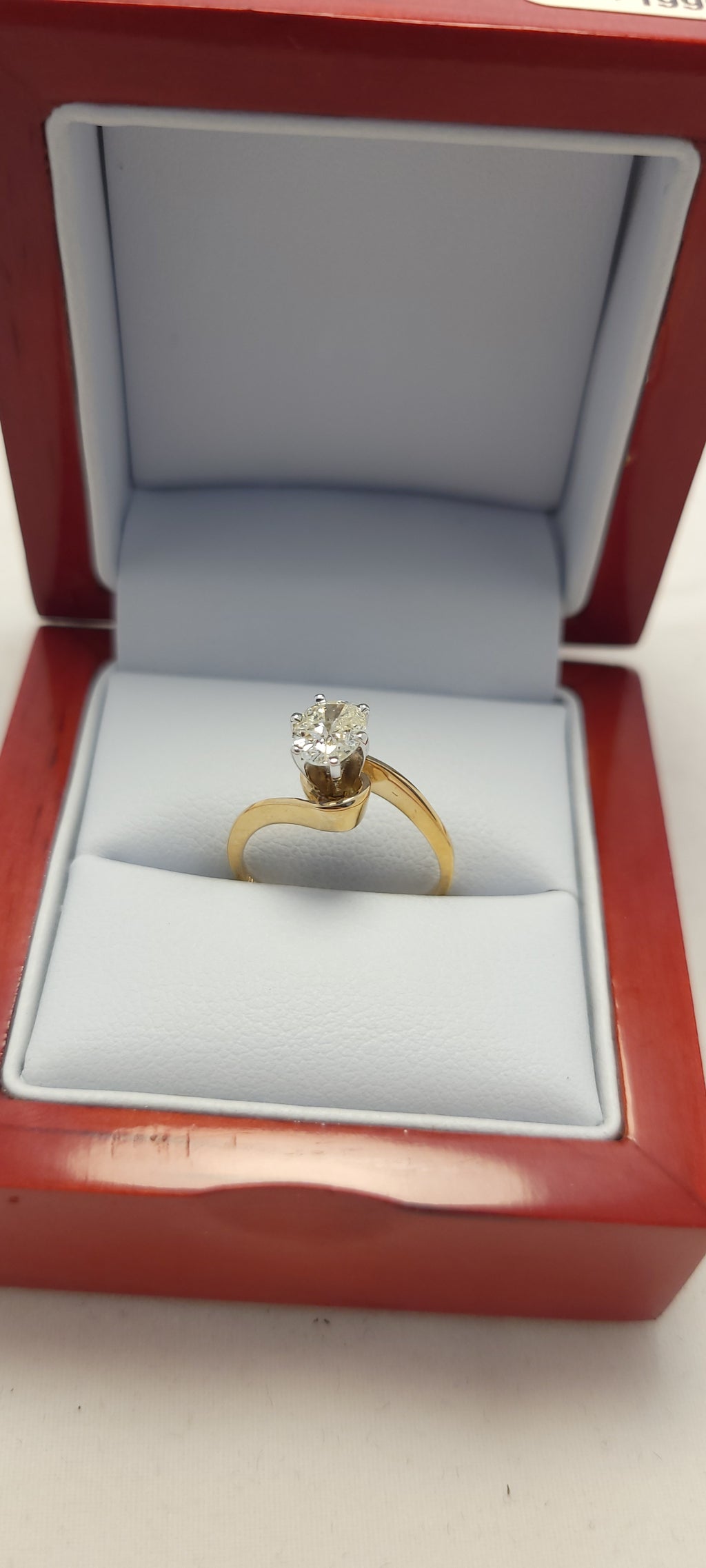 Anillo de oro amarillo de 14K con diamante solitario