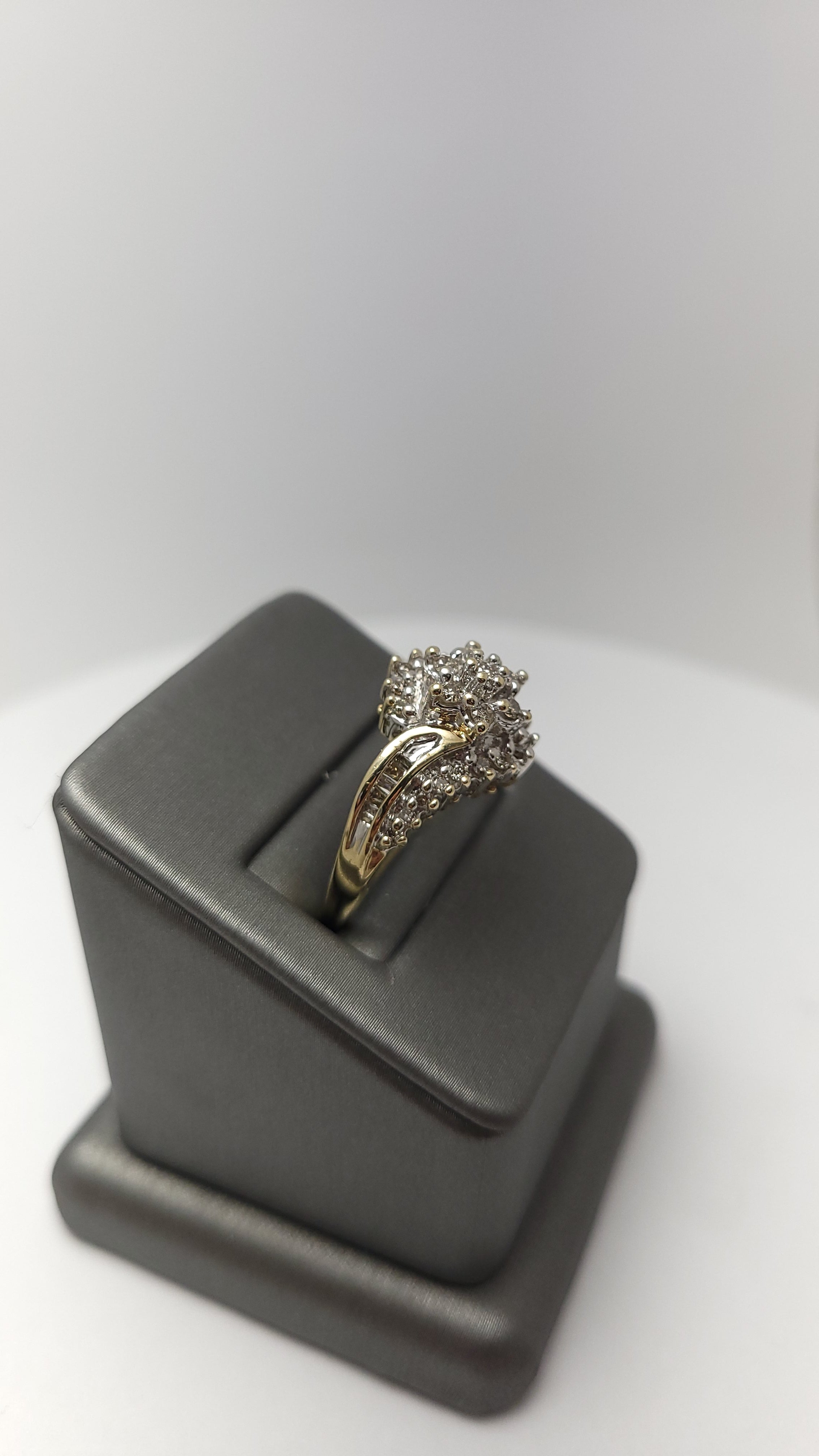 Anillo de racimo de diamantes de oro amarillo de 10K