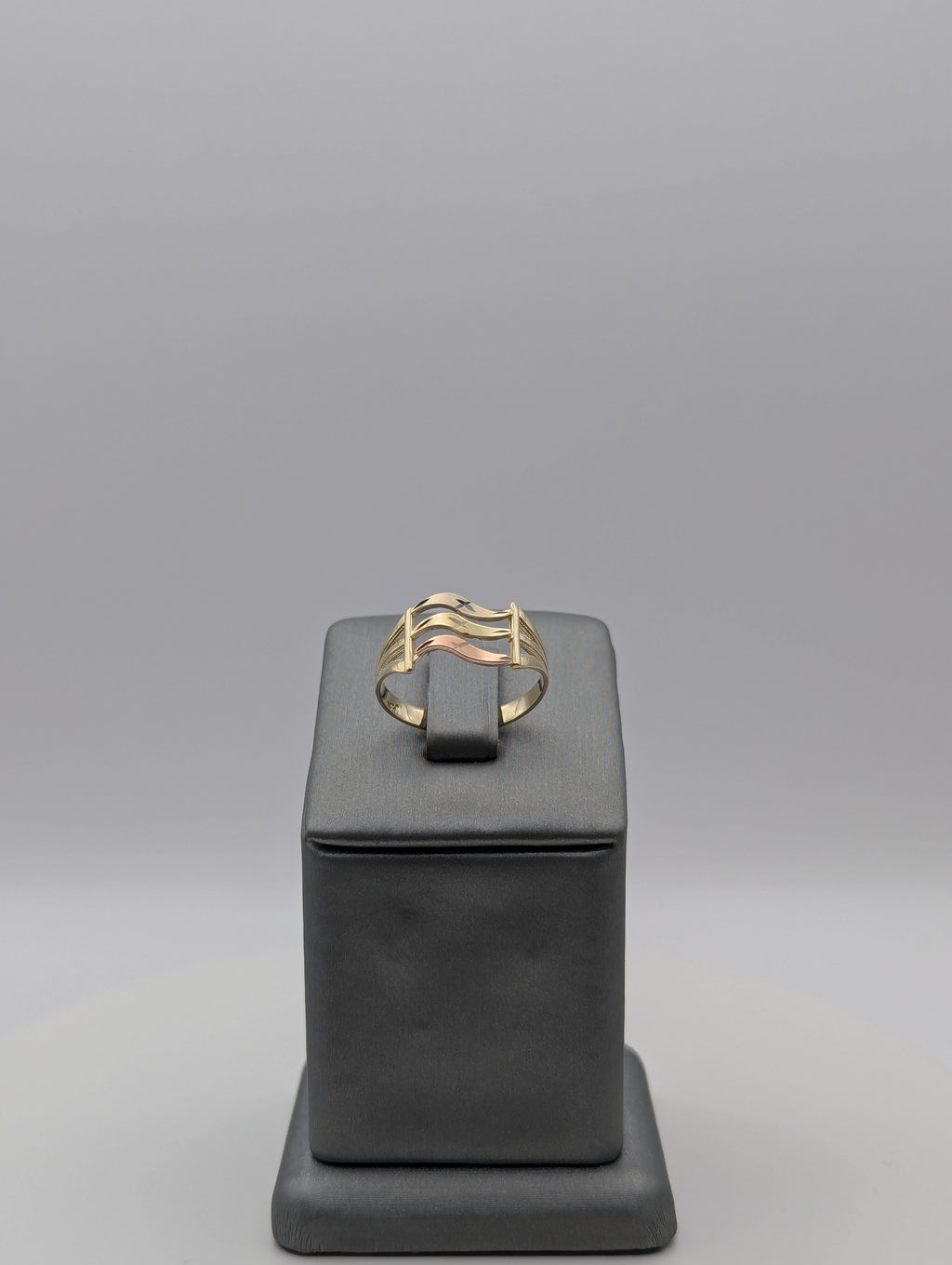 Anillo ondulado de oro tricolor de 14 quilates con corte de diamante