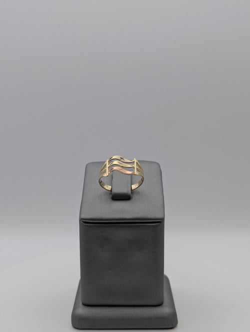 Anillo ondulado de oro tricolor de 14 quilates con corte de diamante