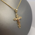 Colgante crucifijo intrincado de oro bicolor de 14K