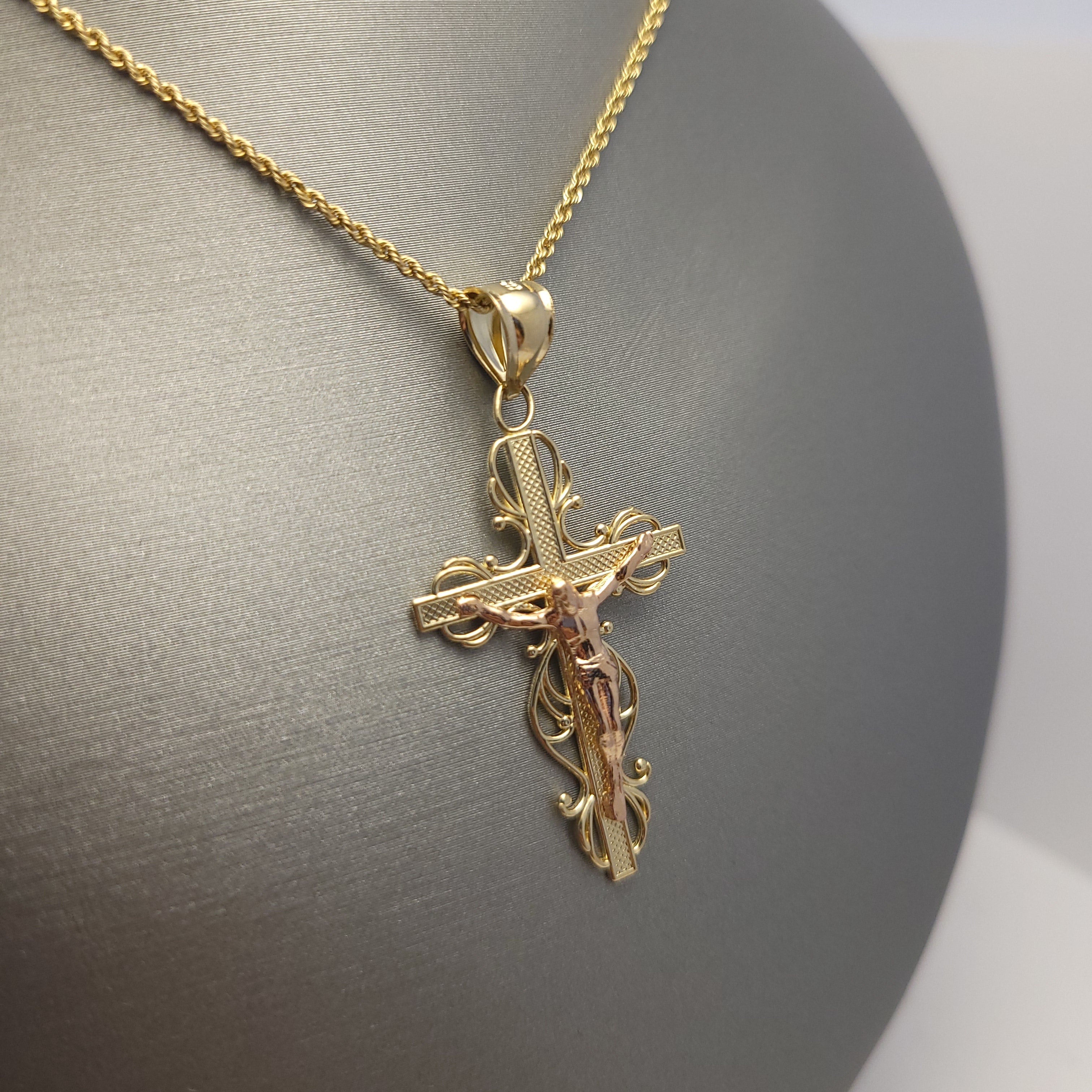 Colgante crucifijo intrincado de oro bicolor de 14K