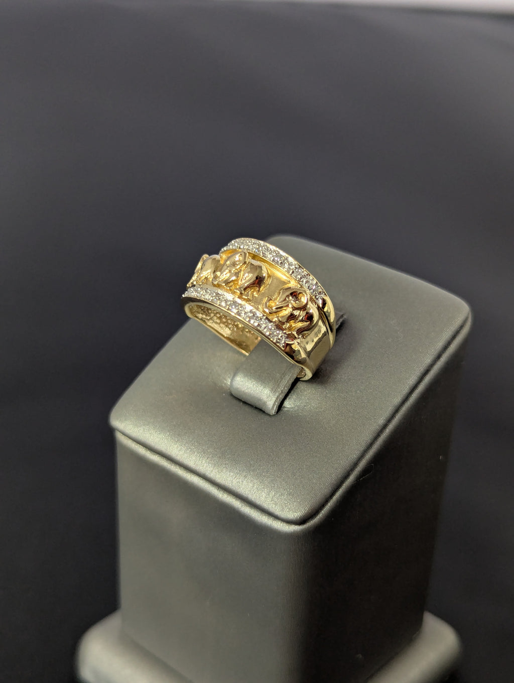 Anillo de tres elefantes en oro amarillo de 14K con circonitas cúbicas