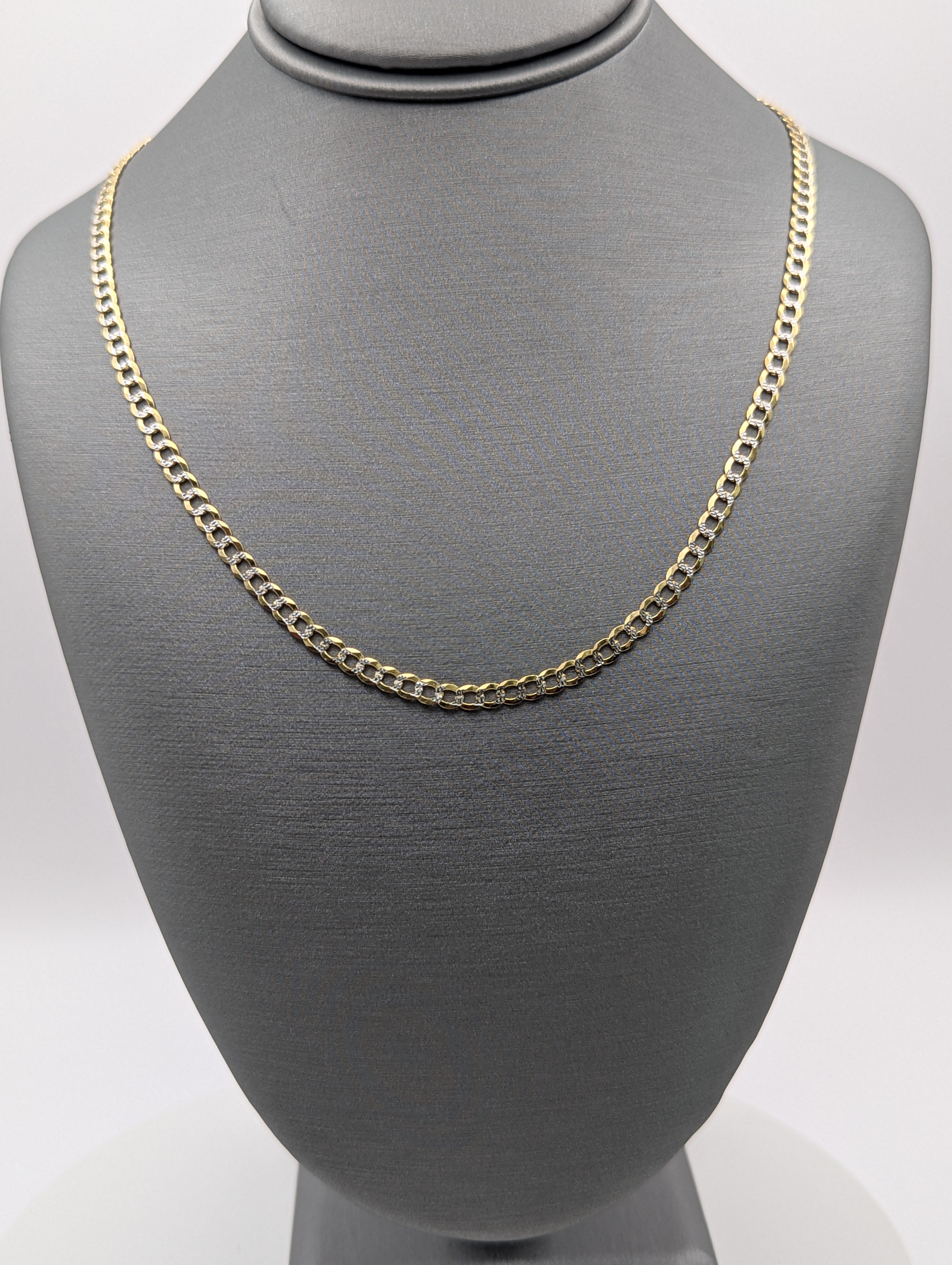 Cadena de eslabones tipo "curb" con corte diamante de oro amarillo de 14K