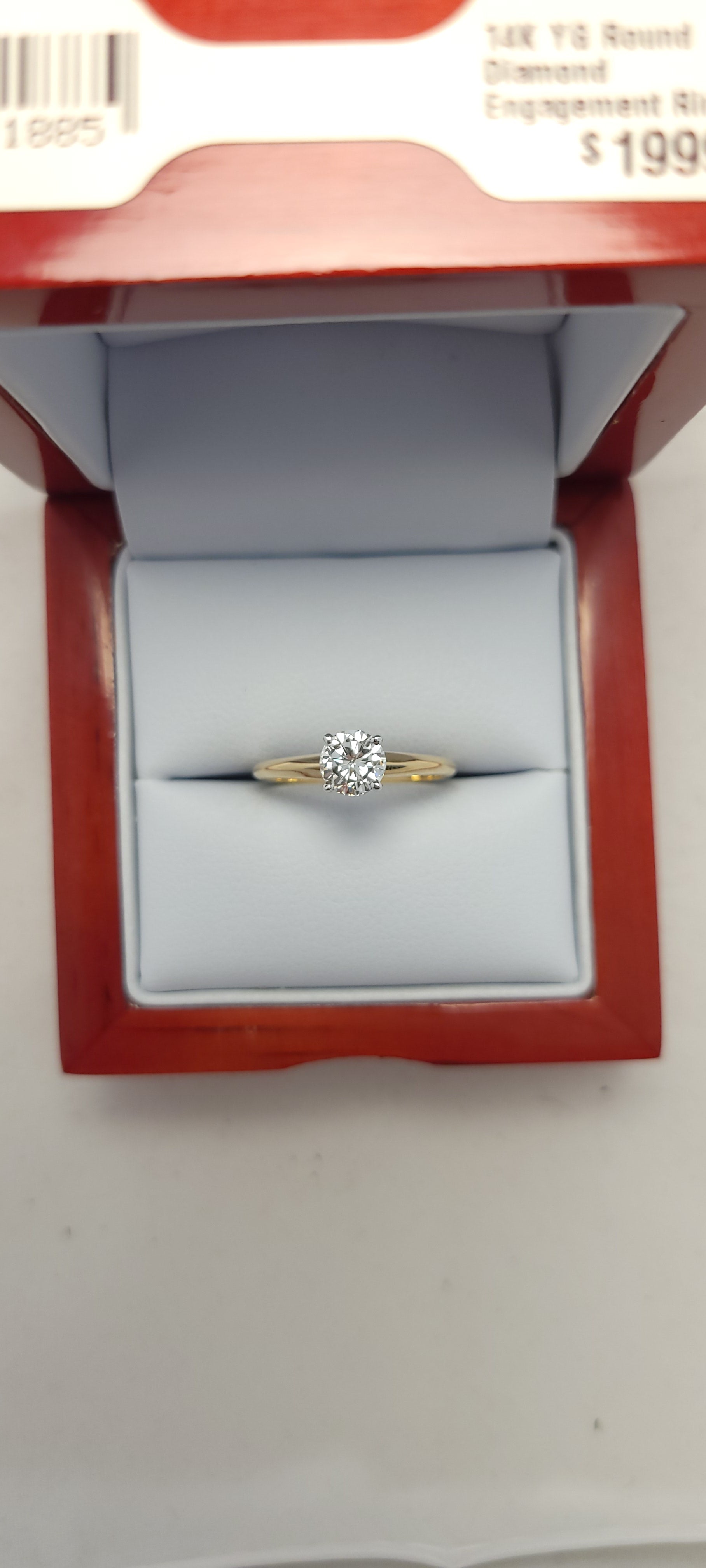 Anillo de oro amarillo de 14K con diamante solitario