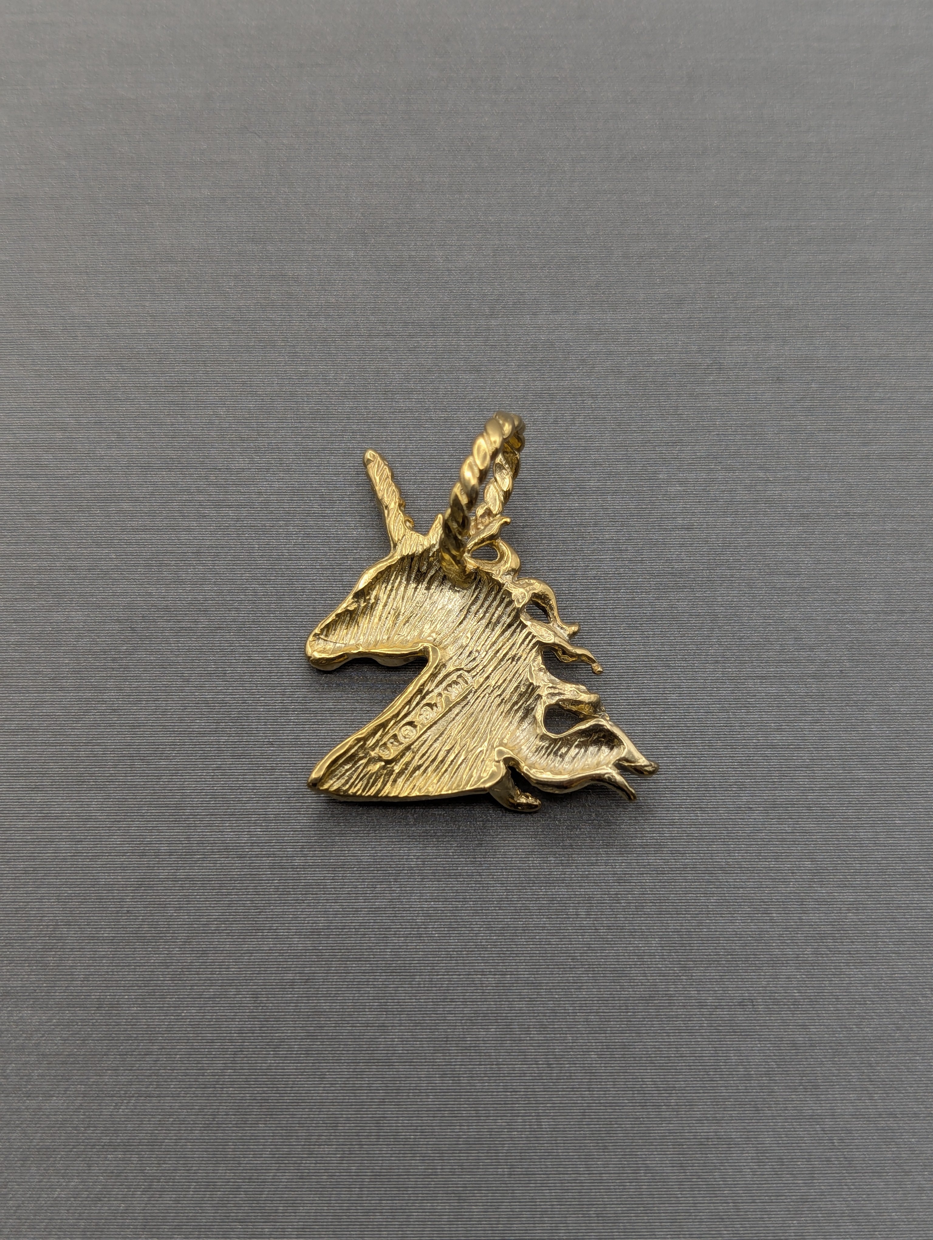Dije Unicornio Oro Amarillo 14K Corte Diamantado