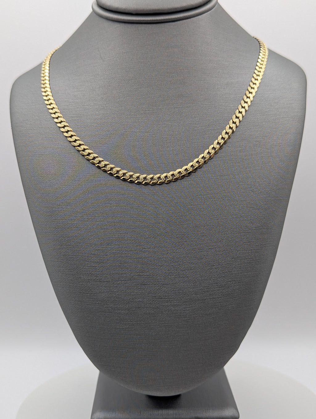 Cadena de eslabones tipo Curb pavé de oro amarillo de 14 quilates