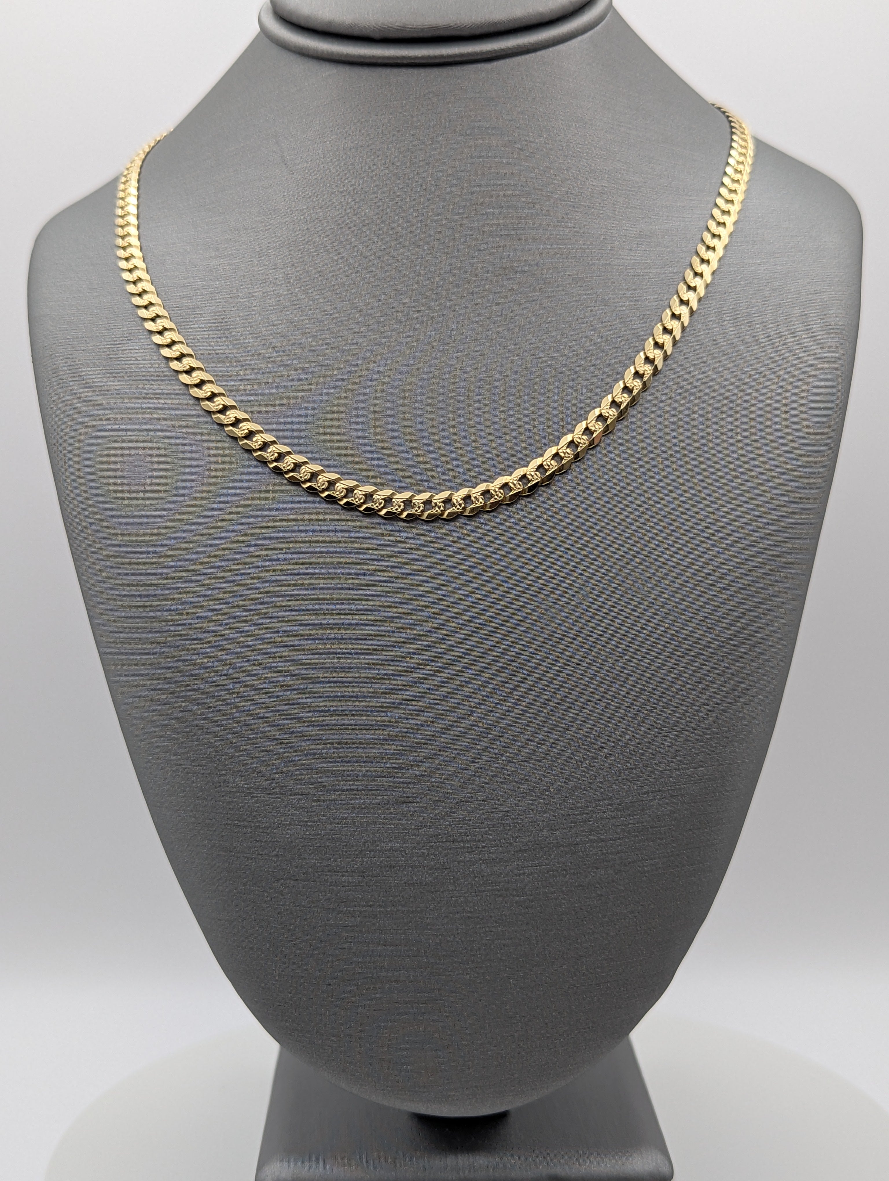 Cadena de eslabones tipo Curb pavé de oro amarillo de 14 quilates