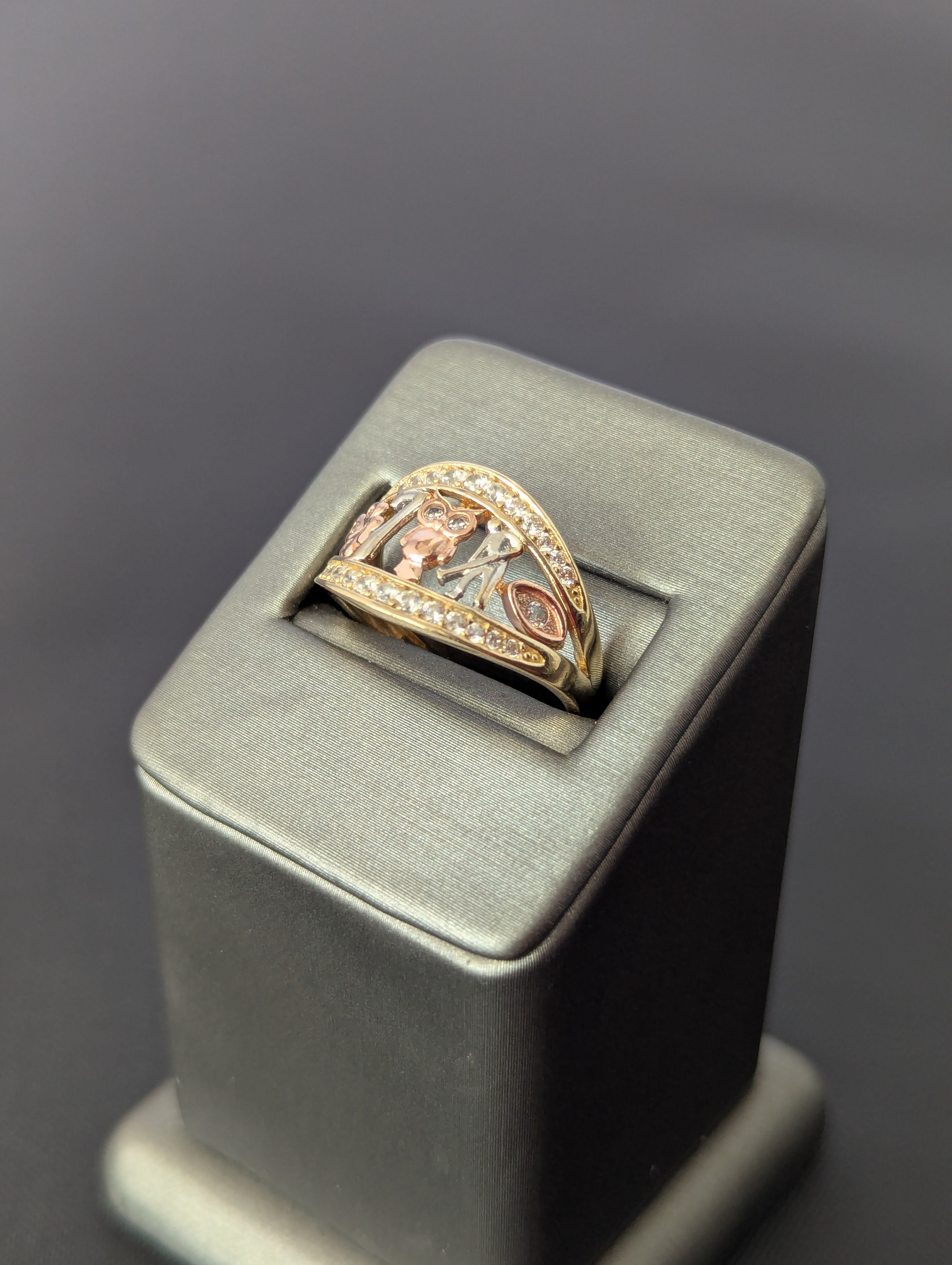 Anillo de símbolos de la suerte de tres colores de oro de 14K con circonitas cúbicas