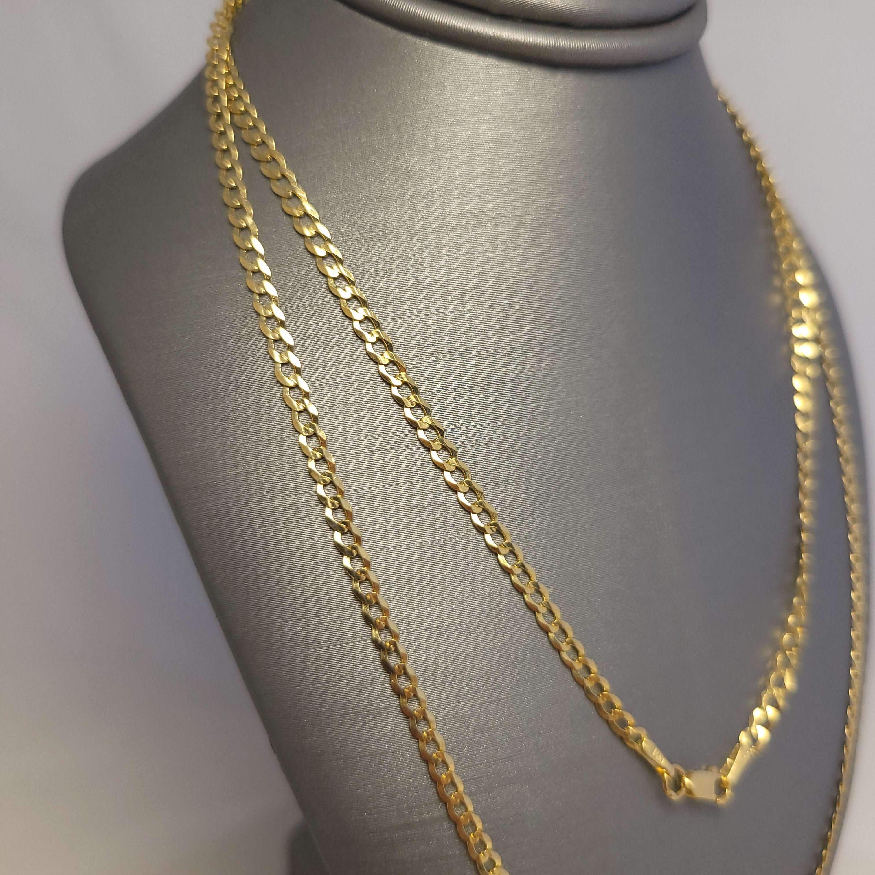 Cadena maciza barbada de oro amarillo de 14K