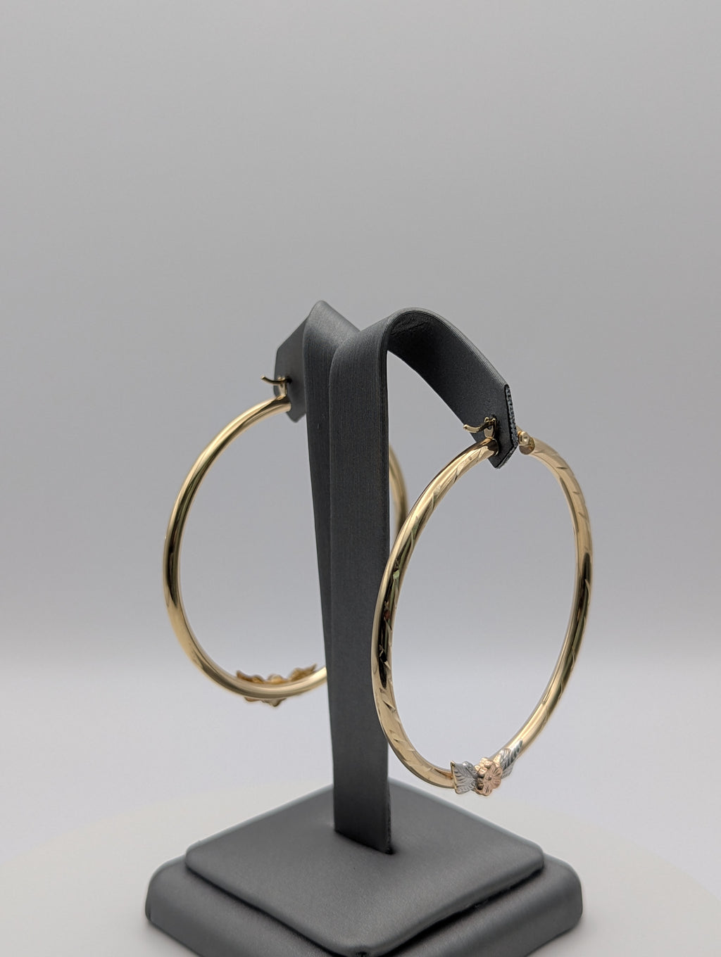 Pendientes de aro de flor con corte diamante tricolor de 14K
