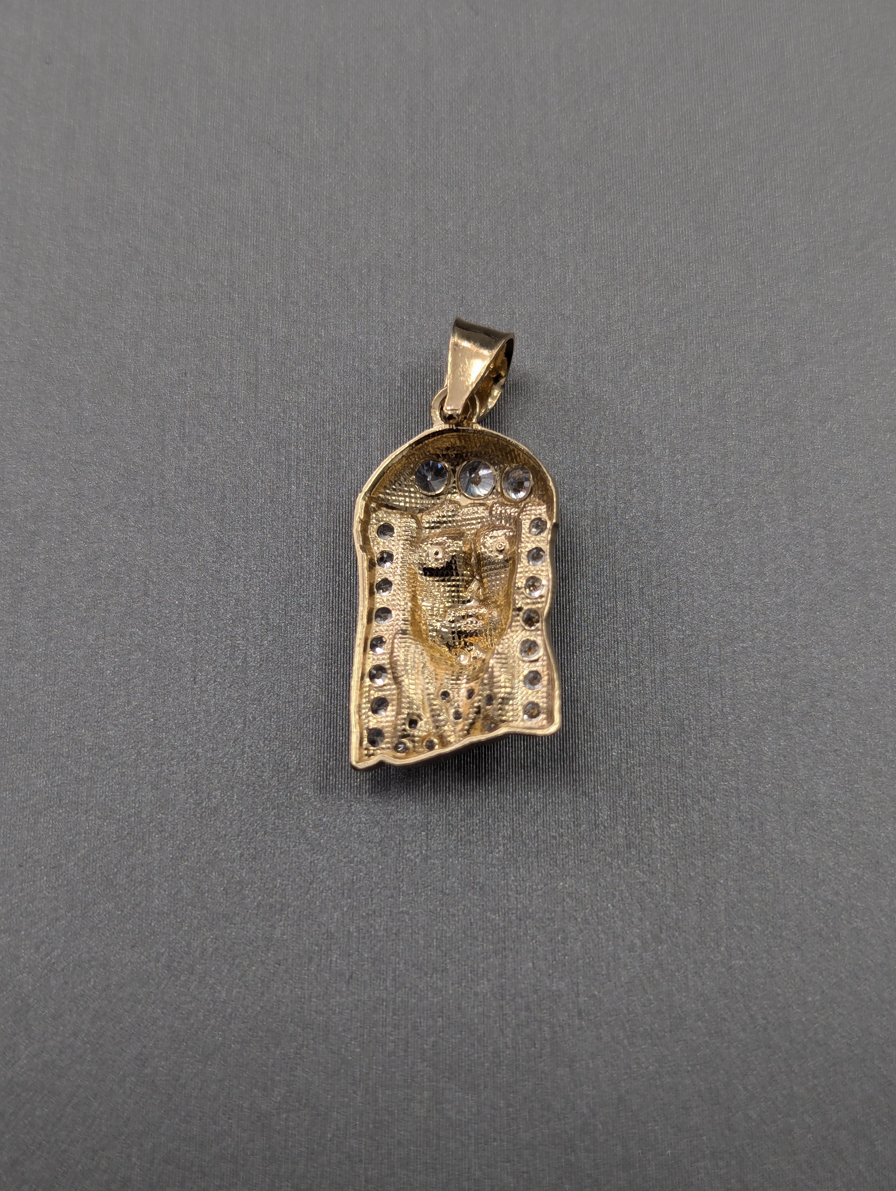 Colgante de Jesús de oro bicolor de 14K con circonitas