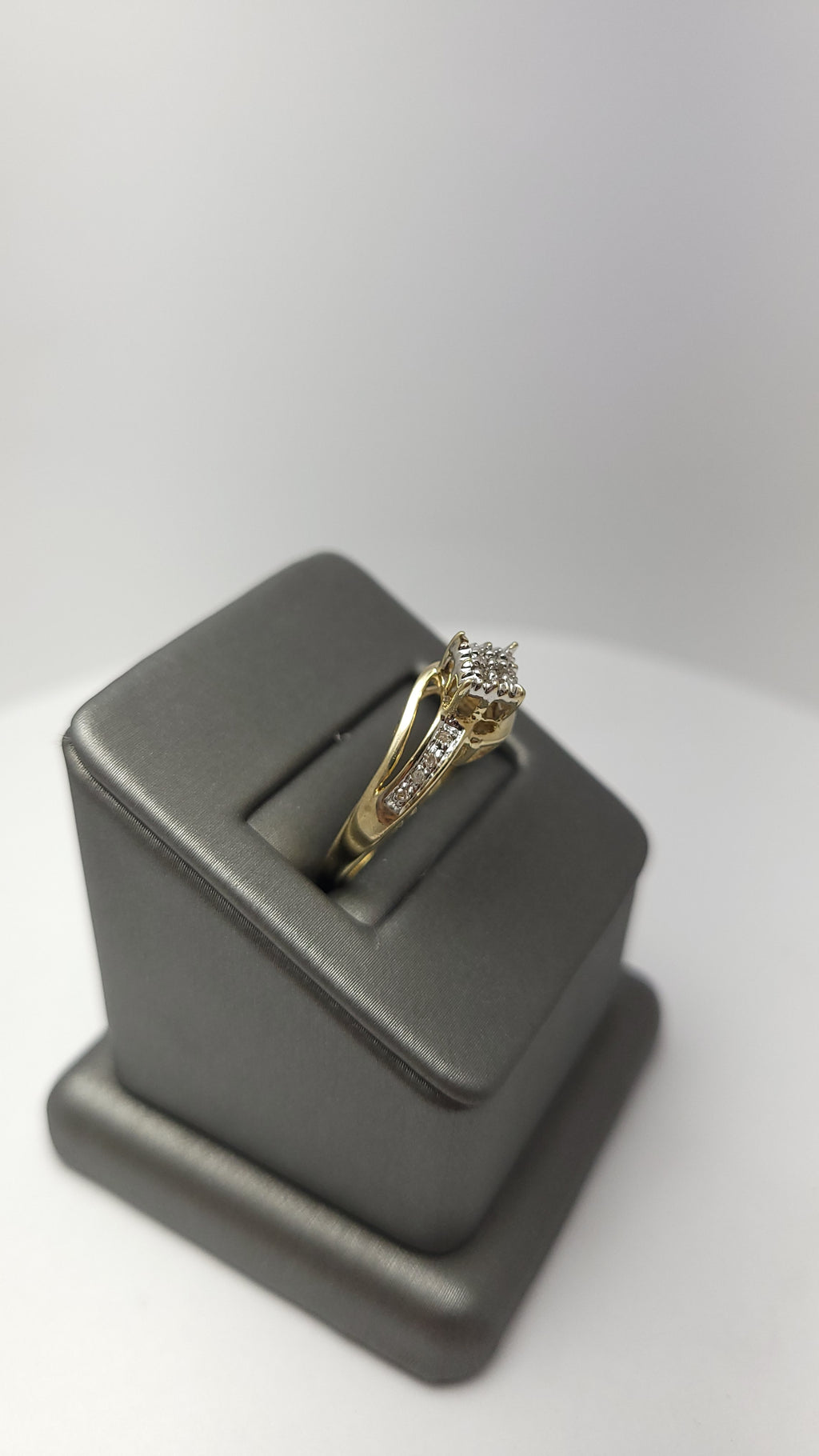 Anillo de Diamantes de Fantasía de 10K con la palabra "Love"