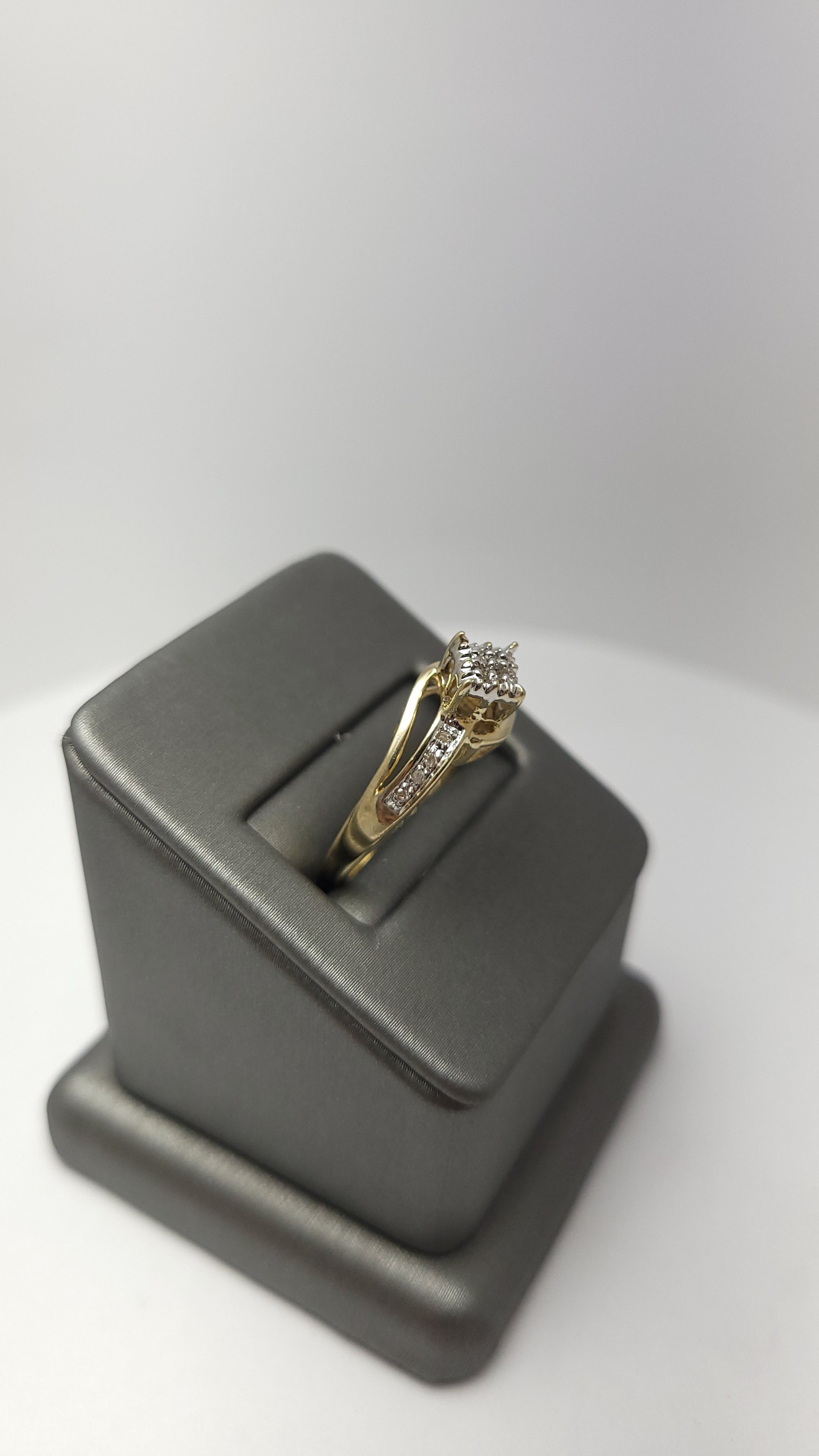 Anillo de Diamantes de Fantasía de 10K con la palabra "Love"