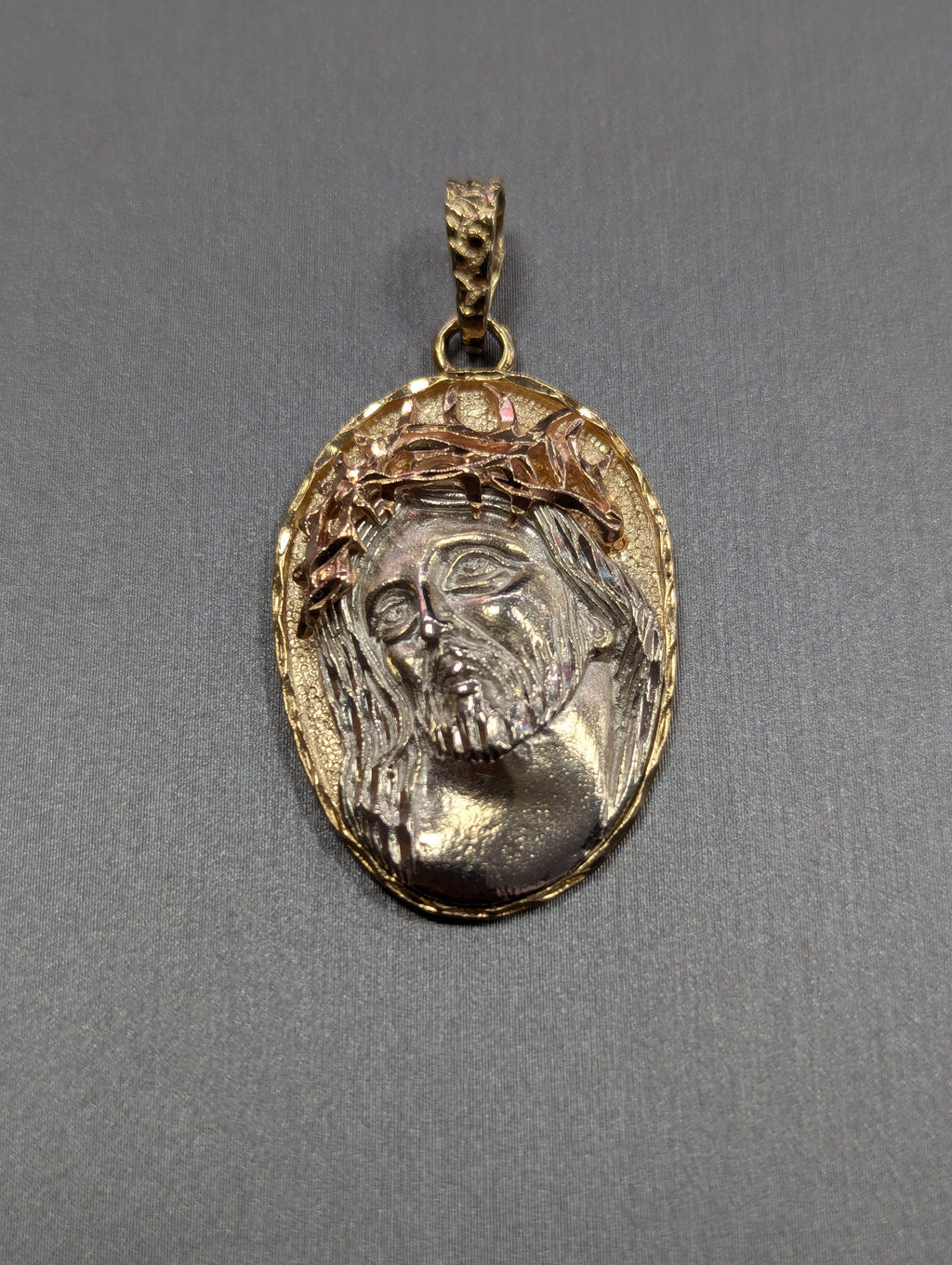 Colgante Cara de Jesús en Oro Tricolor de 14K con Corte Diamante