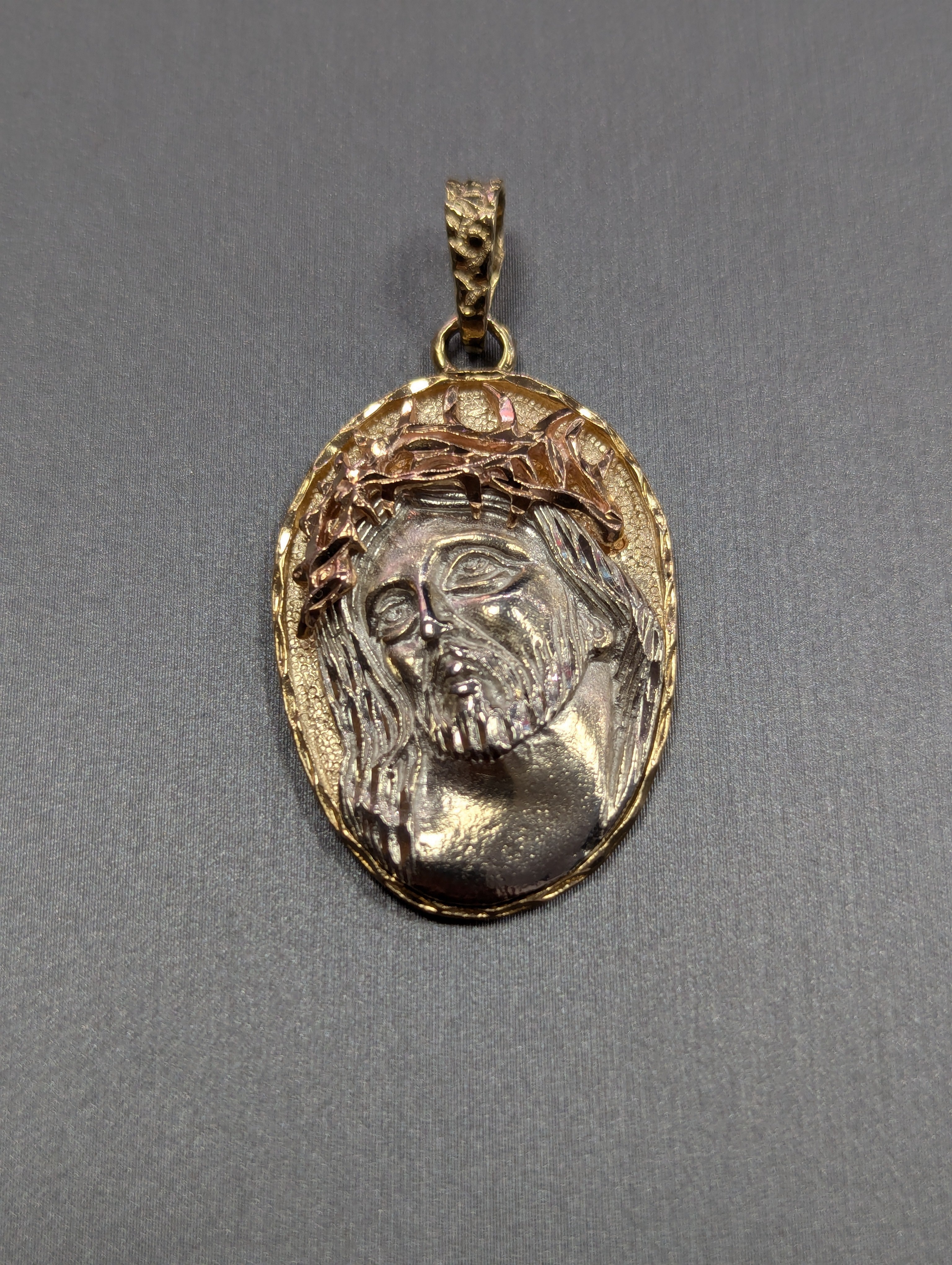 Colgante Cara de Jesús en Oro Tricolor de 14K con Corte Diamante