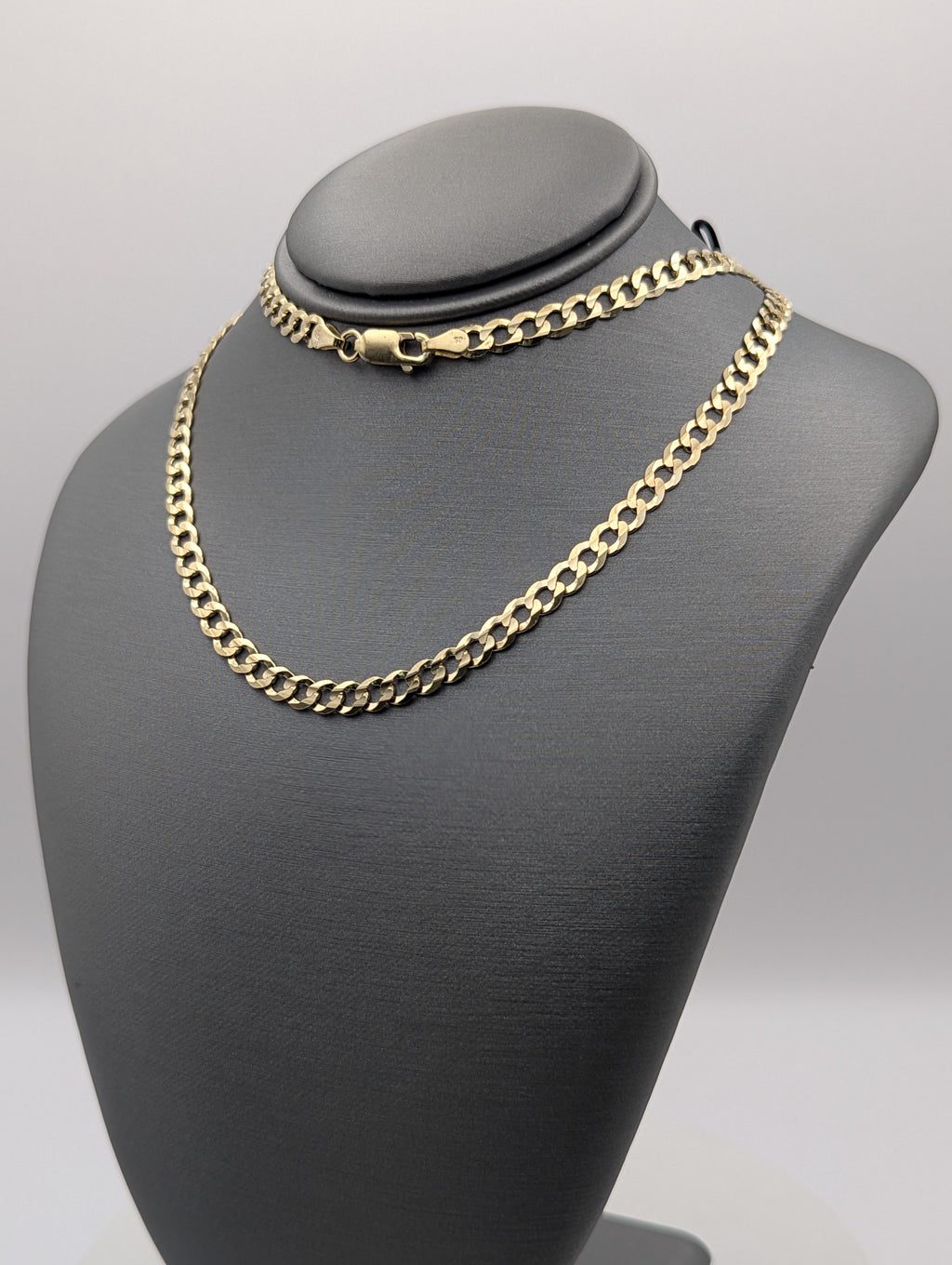 Cadena de eslabones cubanos de oro amarillo de 14K