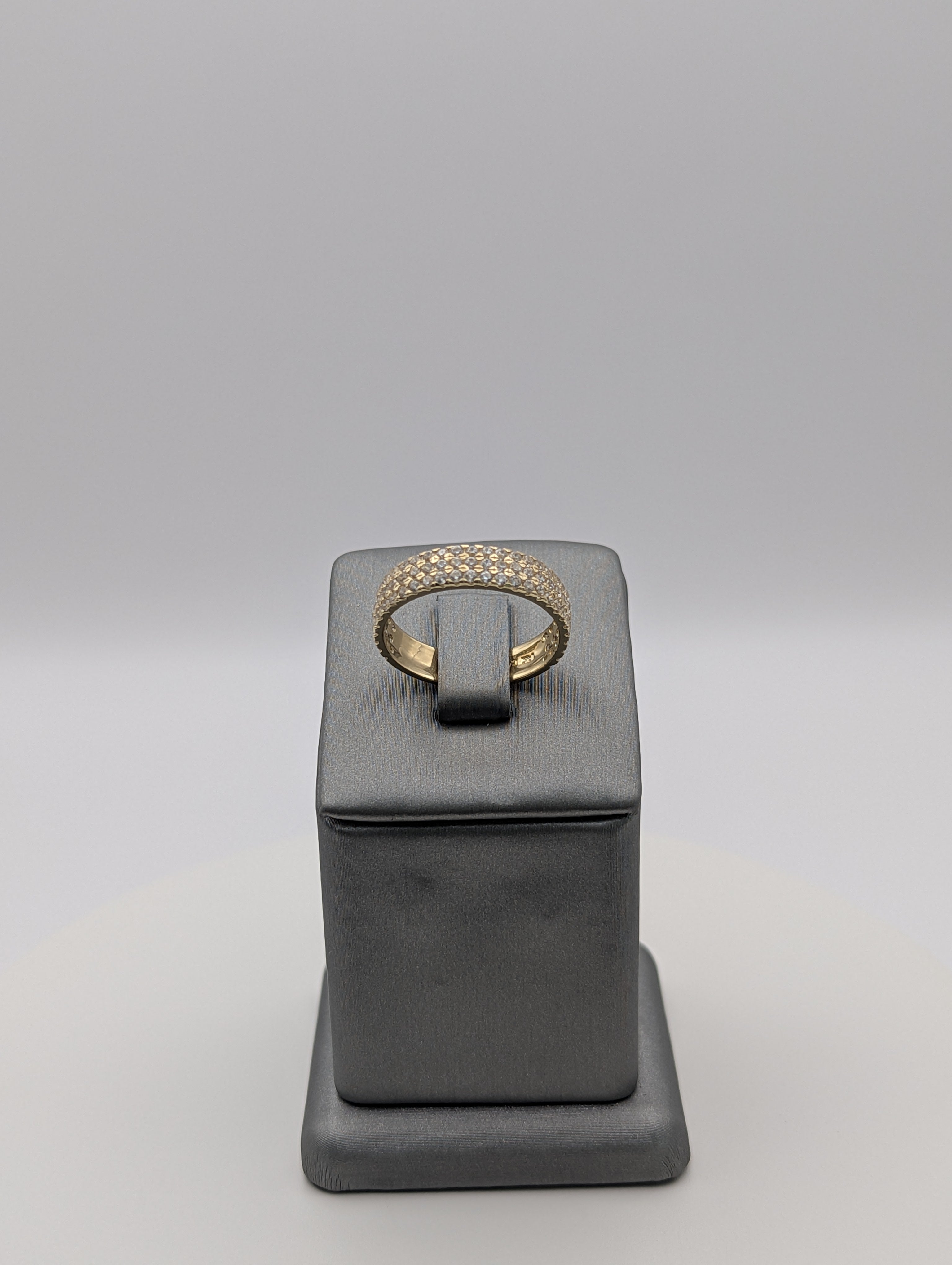 Anillo de boda de oro amarillo de 14K con circonitas cúbicas
