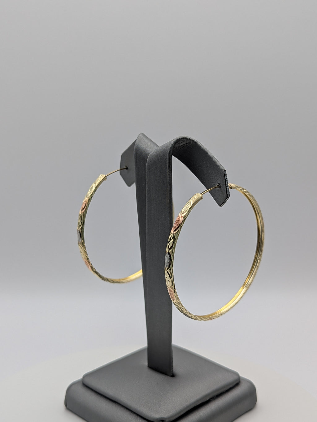 Pendientes de aro satinados con corte de diamante tricolor de oro de 14 quilates