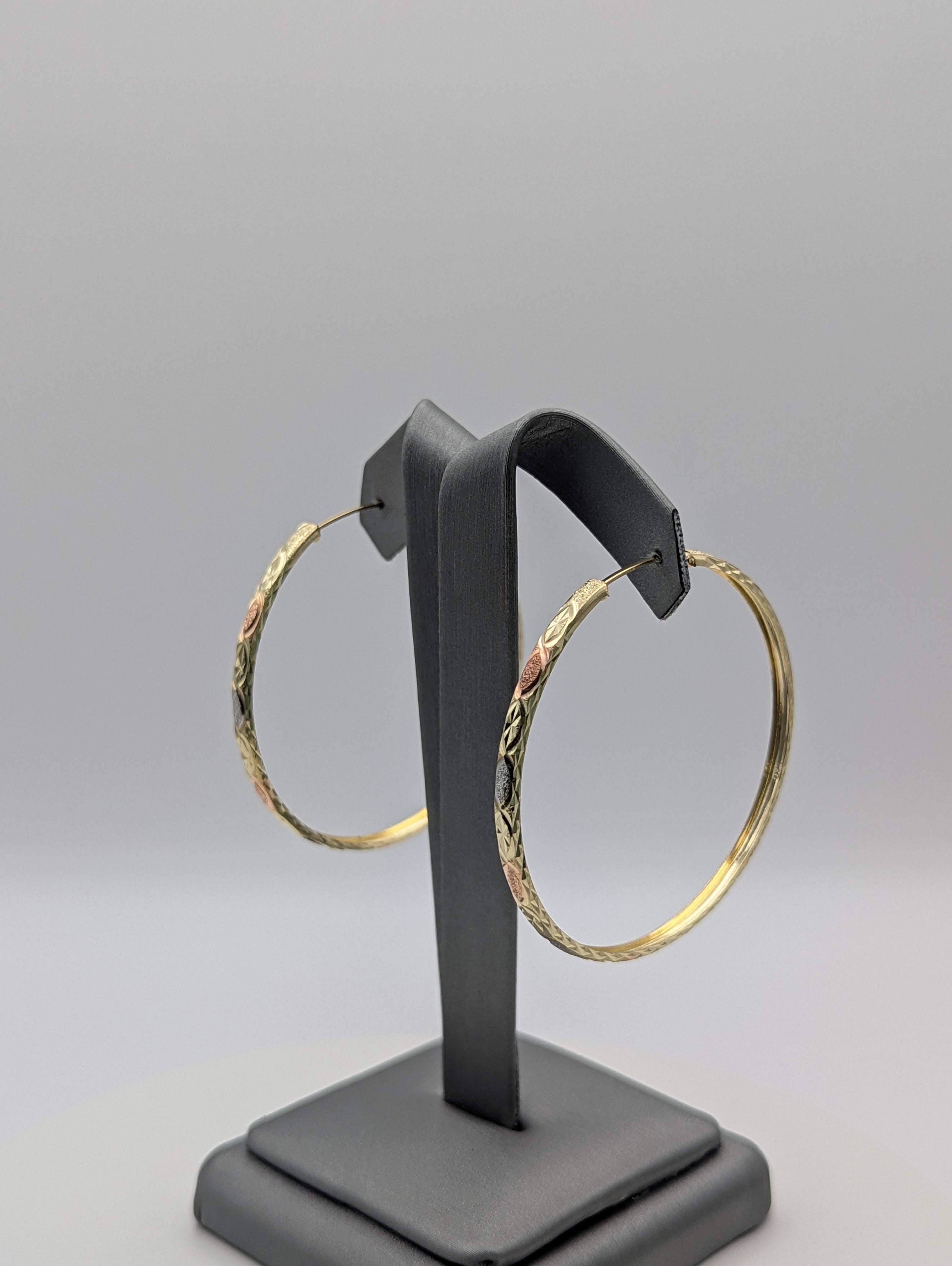 Pendientes de aro satinados con corte de diamante tricolor de oro de 14 quilates