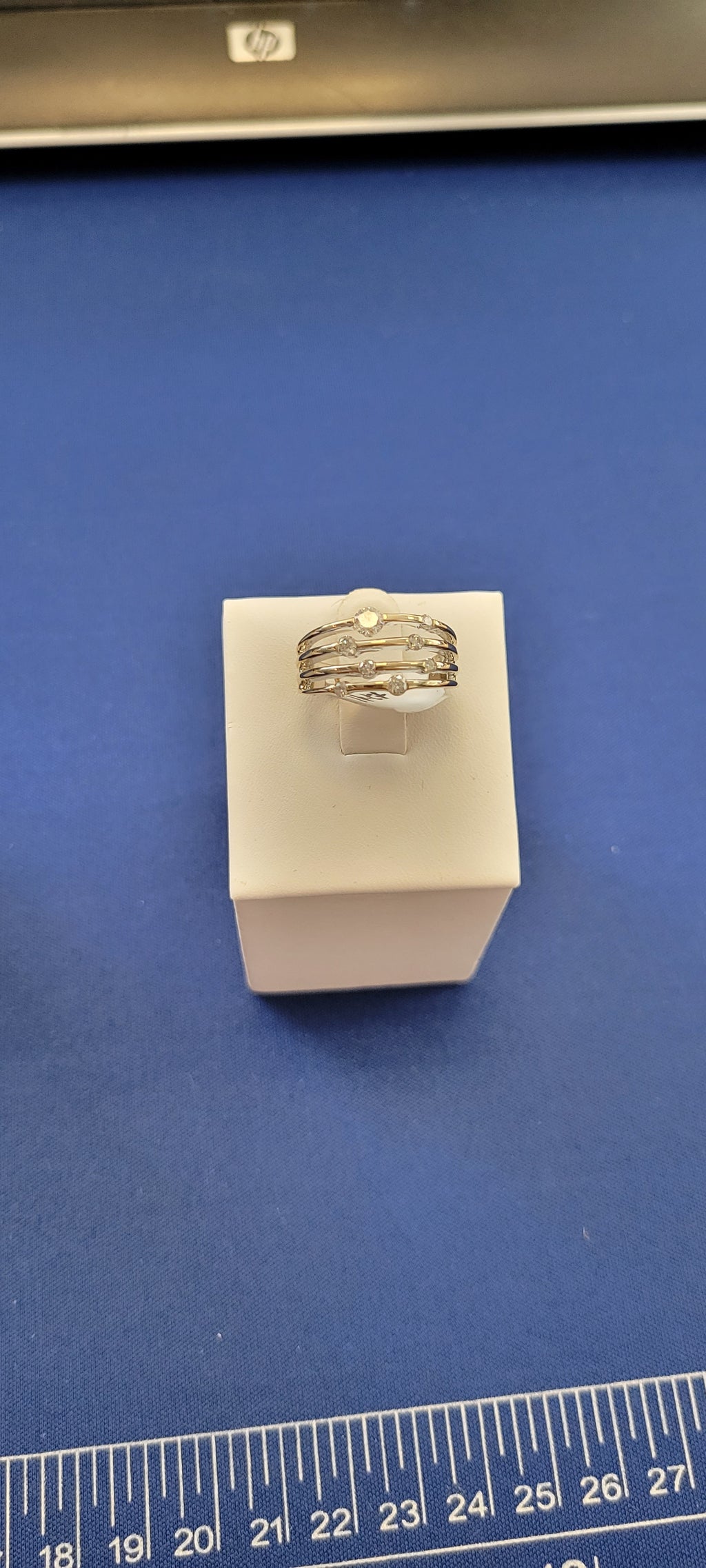 Anillo de banda de cuatro hileras de diamantes en oro blanco de 14K