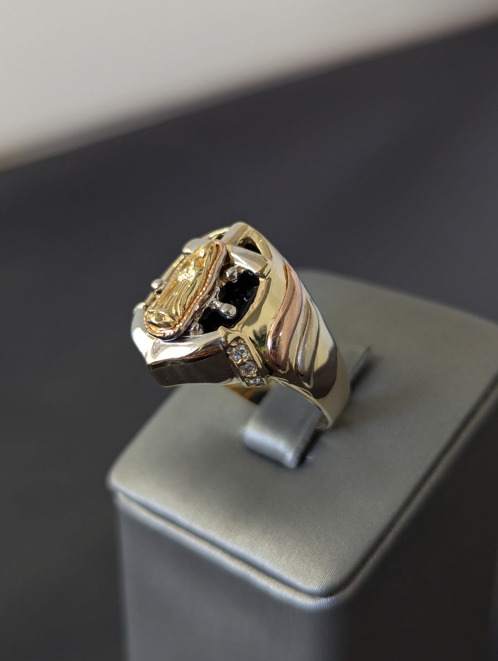 Anillo de la Virgen María con ancla tricolor de oro de 14K