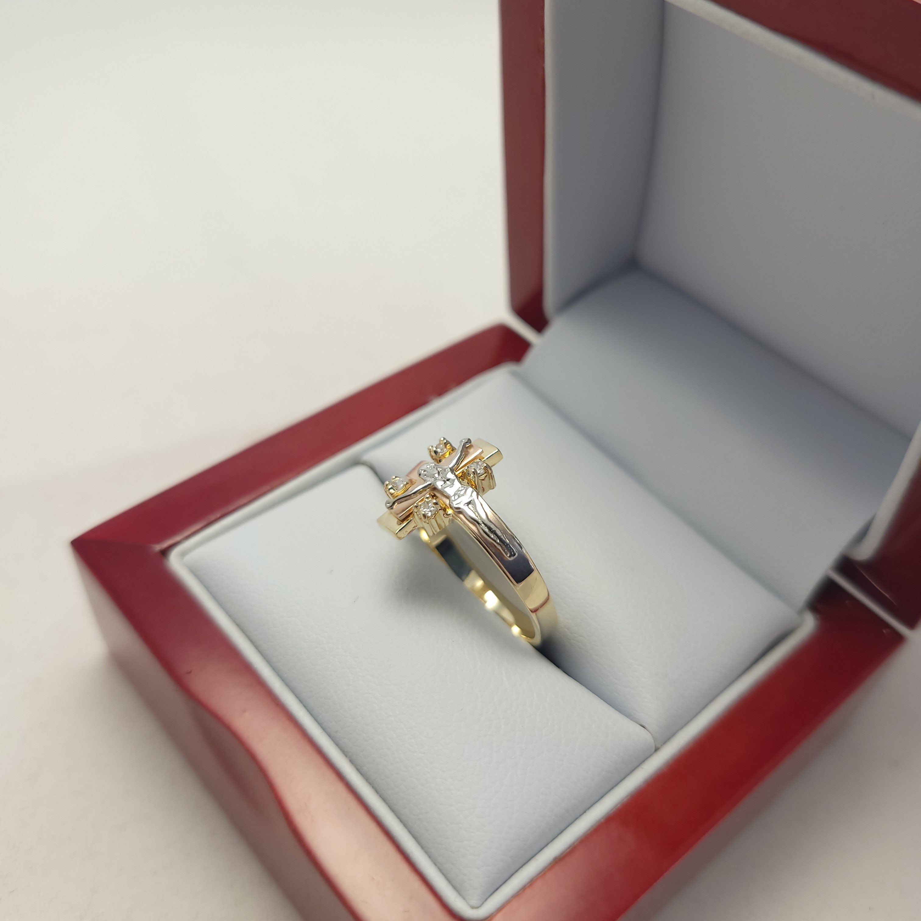 Anillo Crucifijo de Oro Tricolor de 14K
