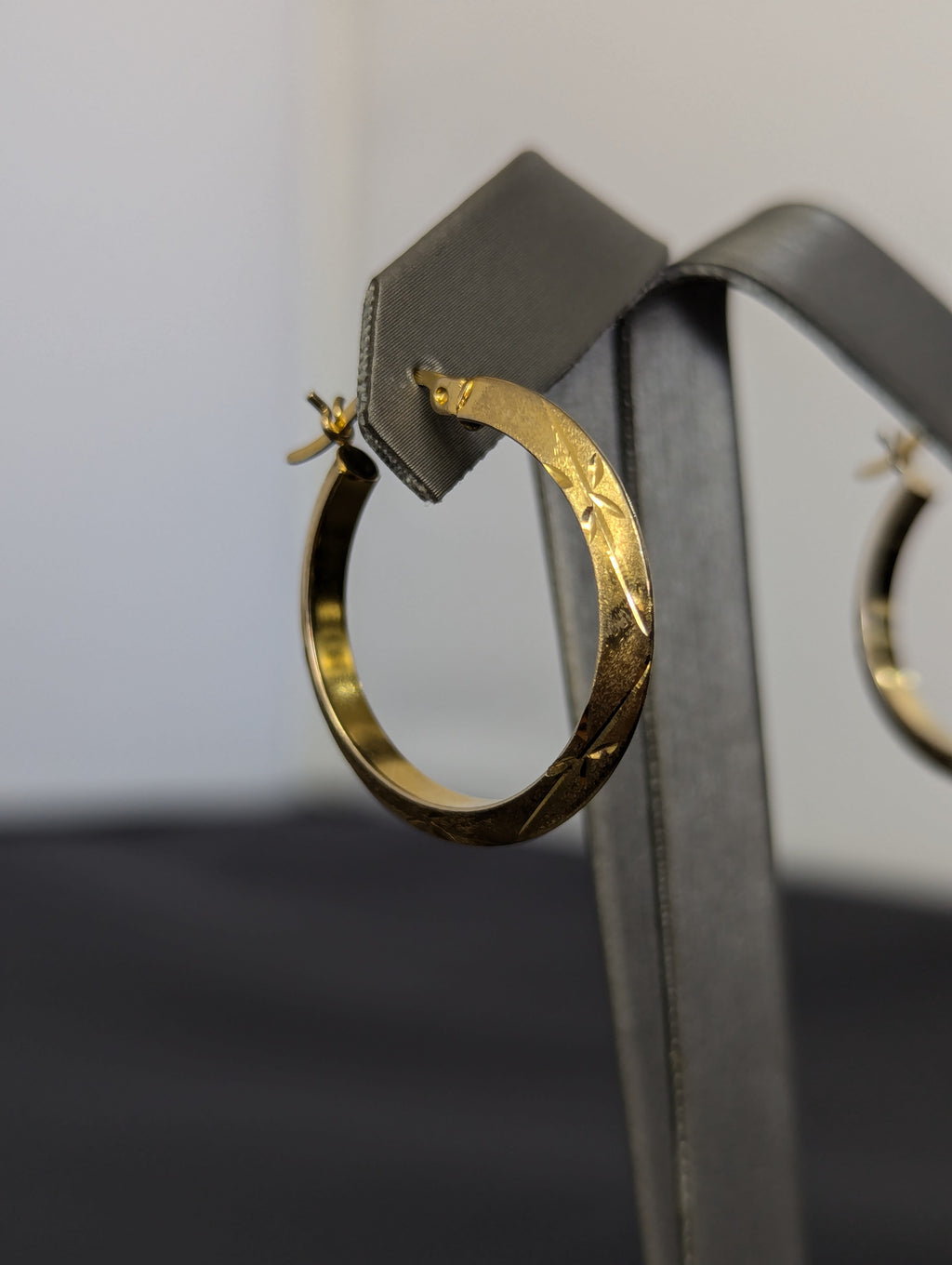 Pendientes de aro texturizados de oro amarillo de 14 quilates