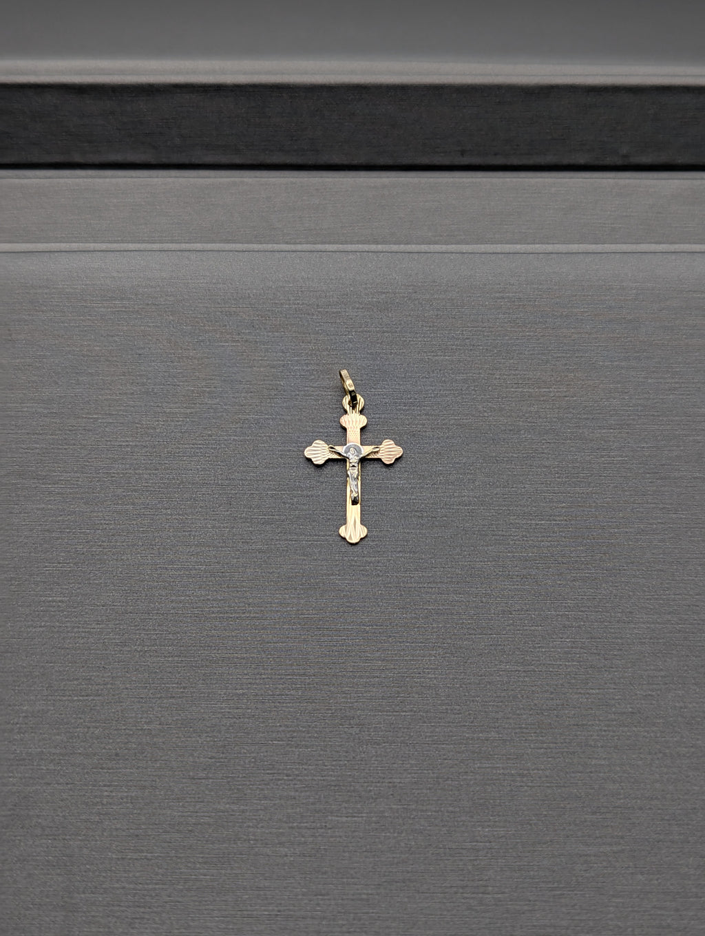 Colgante Crucifijo Tricolor de Oro de 14K