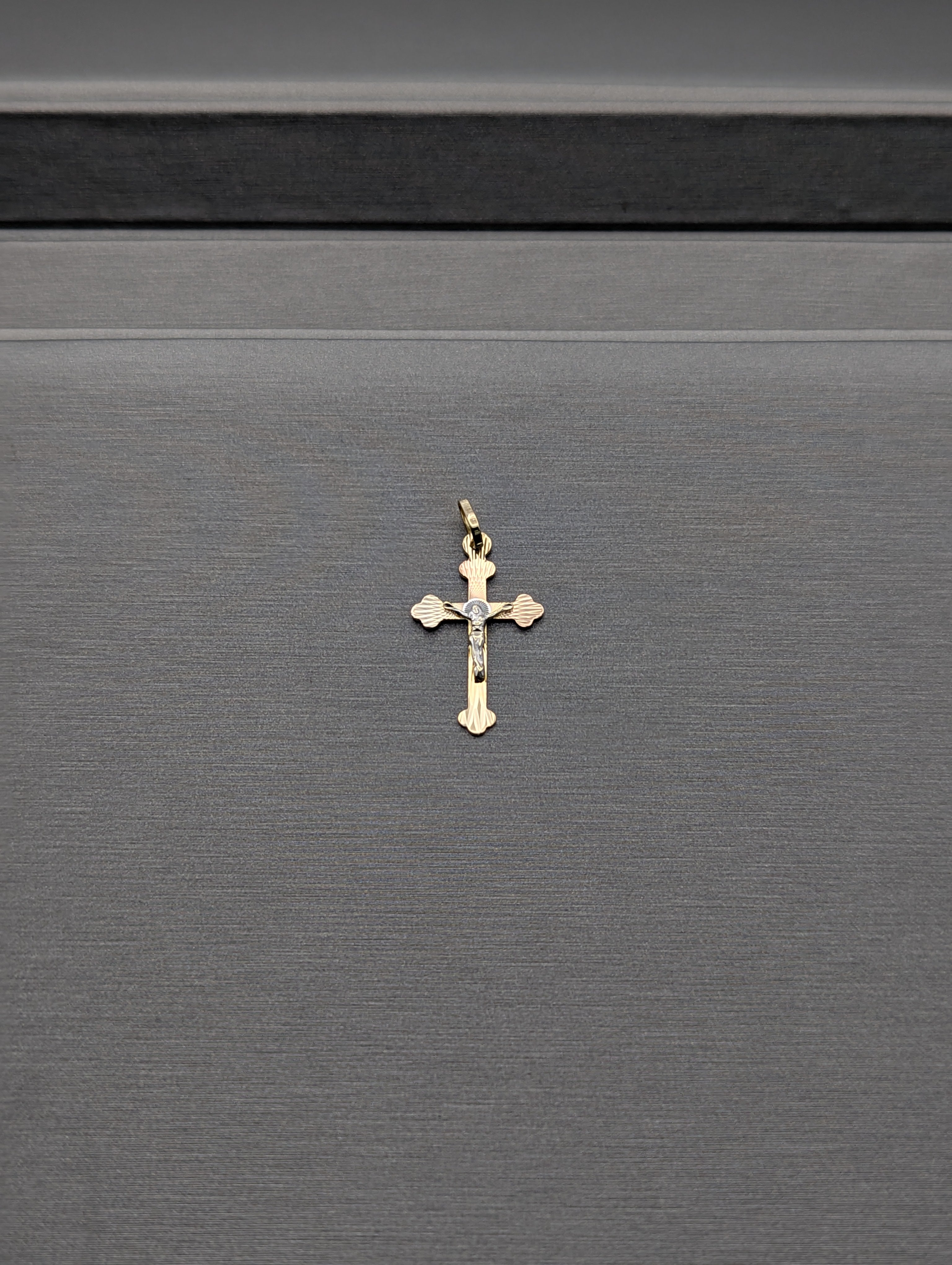 Colgante Crucifijo Tricolor de Oro de 14K