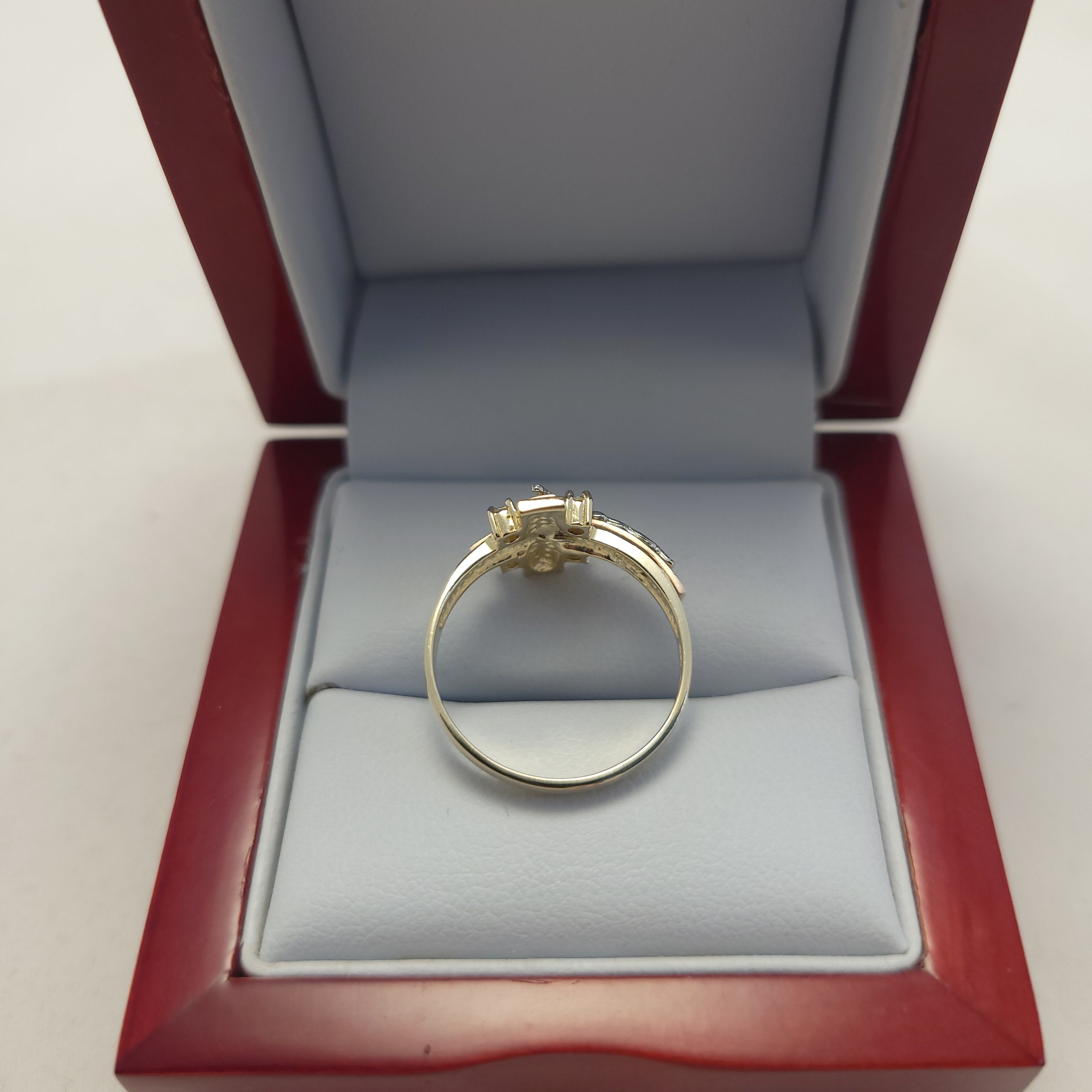 Anillo Crucifijo de Oro Tricolor de 14K