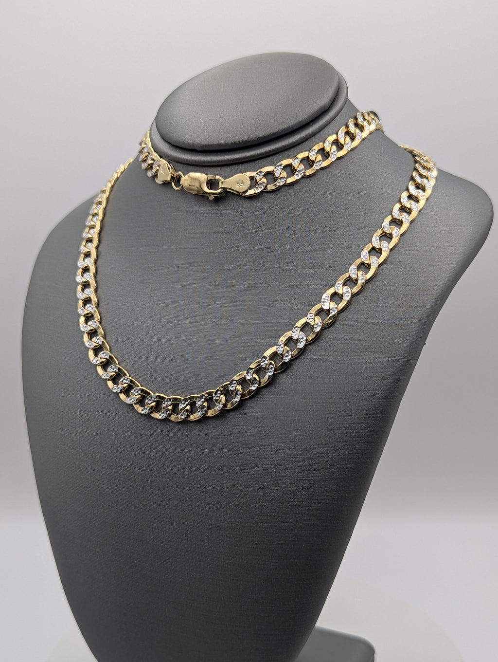 Cadena de eslabones tipo cubana, hueca y diamantada, de oro de 14K