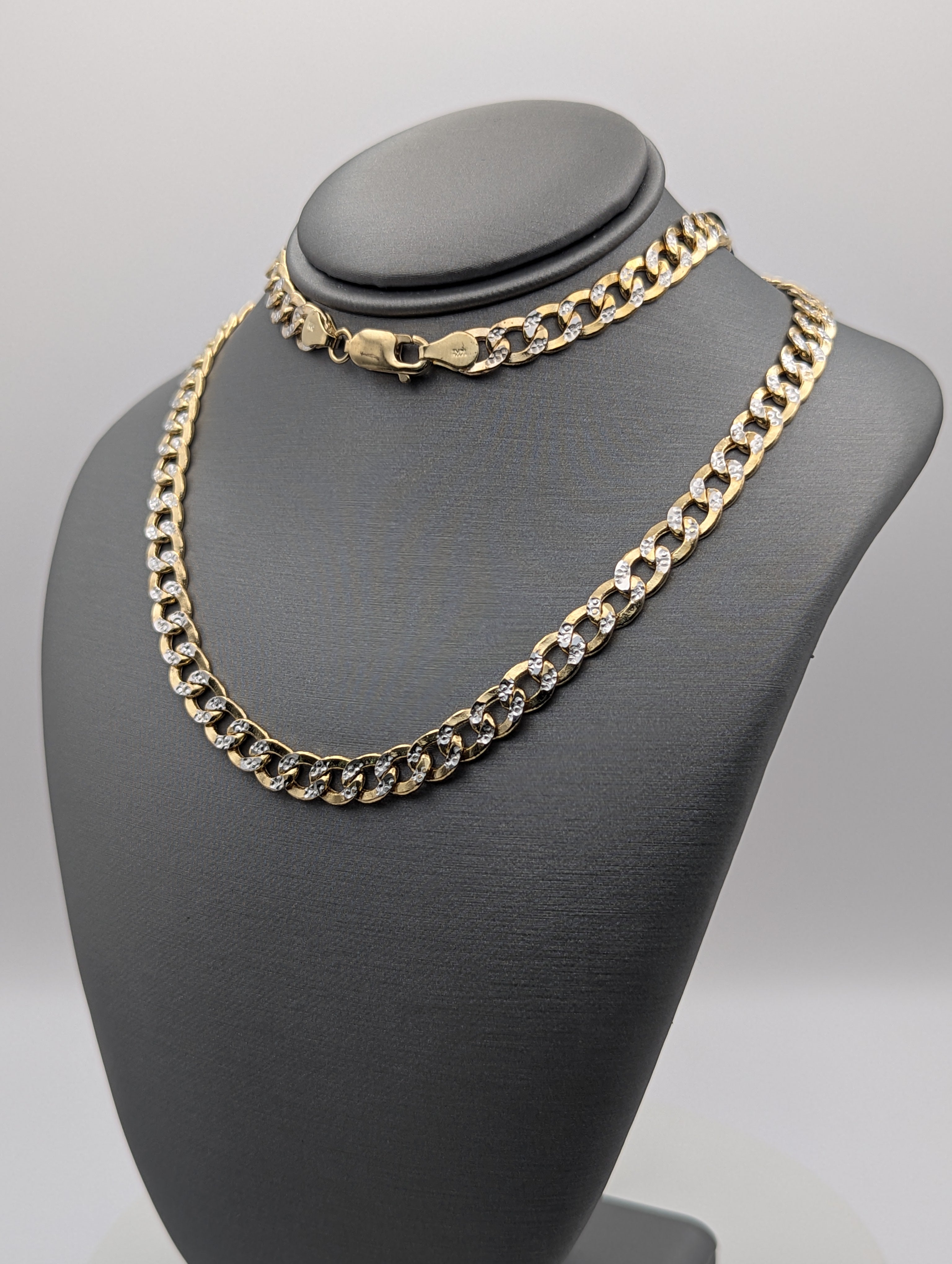 Cadena de eslabones tipo cubana, hueca y diamantada, de oro de 14K